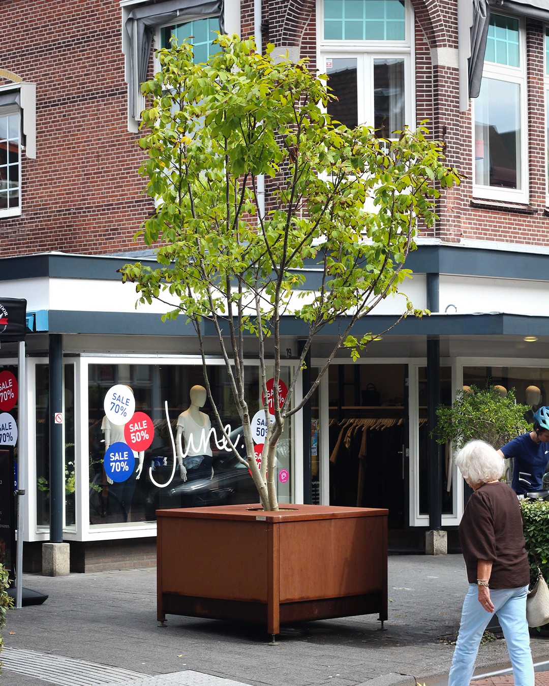 🌳 Heb je de 17 verplaatsbare bomen in ons winkelgebied al gespot? Ze maken deel uit van 'Bos op Bezoek', een initiatief van de @gemeenteoegstgeest . De bomen blijven hier een maand staan en verhuizen daarna naar een andere plek in het dorp.
Niet alleen gezellig groen in de straat, maar ook nog eens hartstikke nuttig. De bomen zorgen voor schaduw en verkoeling op warme dagen, vangen regenwater op én dragen bij aan schonere lucht.
Zo wordt een rondje Winkelgebied De Kempenaer deze maand nóg een stukje groener en aangenamer! 🌿
#groen #bosopbezoek #winkelgebied #dekempenaer #shoppen #winkelen #genieten #gezelligheid #shoplocal #bollenstreek #oegstgeest