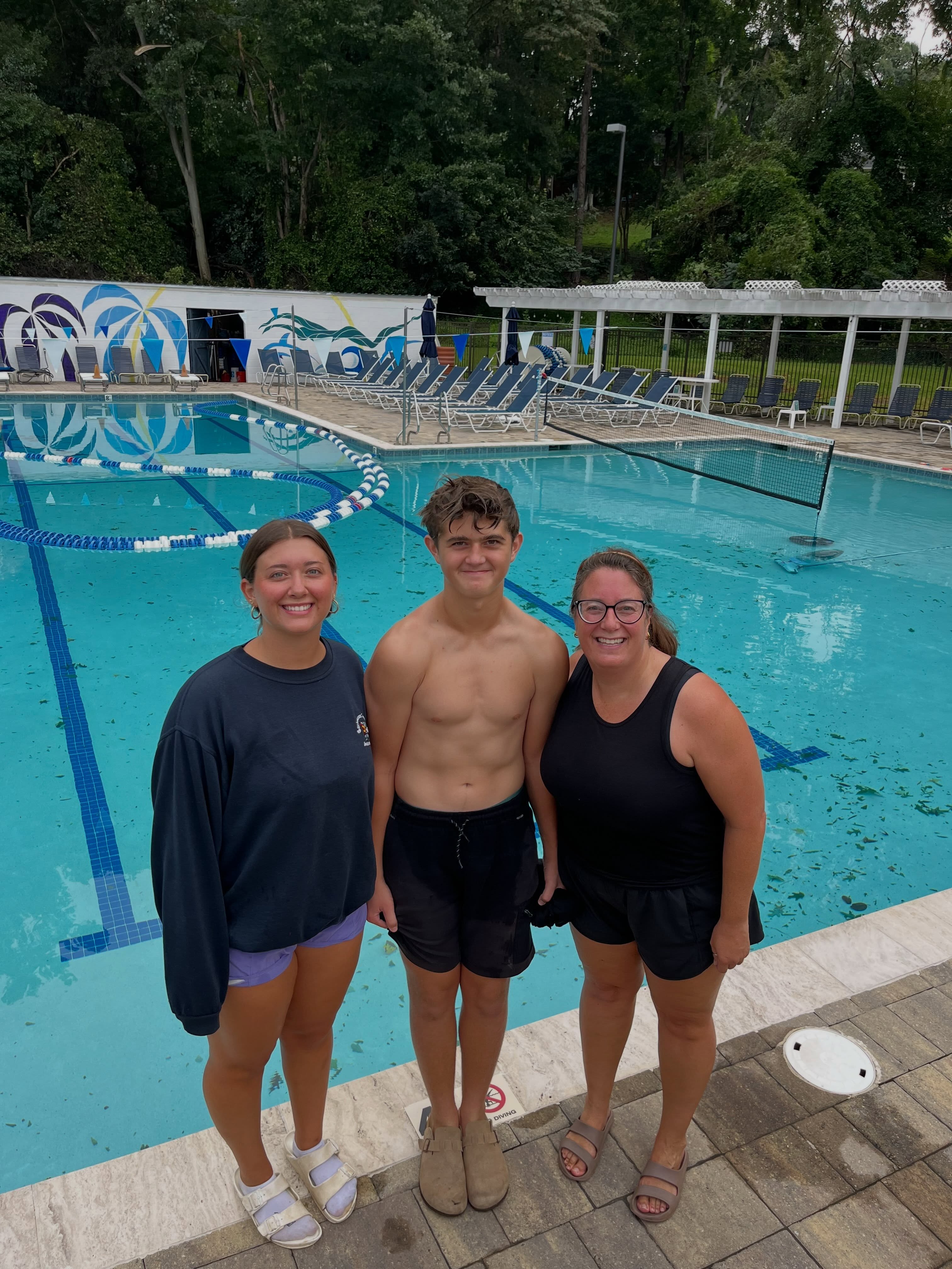 BIG, BIG thanks to Sarah, Ian, Izzy, Elle, Anna Sutton, Duke, Daniel, Jon and Jeff for whipping the pool back into shape! We have the best members & staff in town 😎