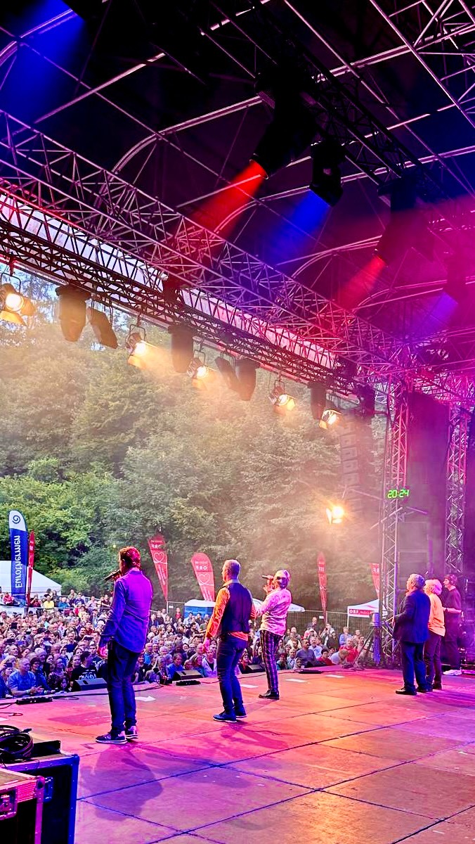 TONIGHT!! 🎉We’ll be onstage at 17.50 at the Linzer ‘Krone’-Fest! New songs, old songs and a huge ton of fun! Don’t forget to bring your voice!! See you later?! 🎉🤘
https://www.kronefest.at/lineup/
#acappella #onlyyou #newsongs #FlyingPickets #onwardsandupwards #Tour2026 #livemusic