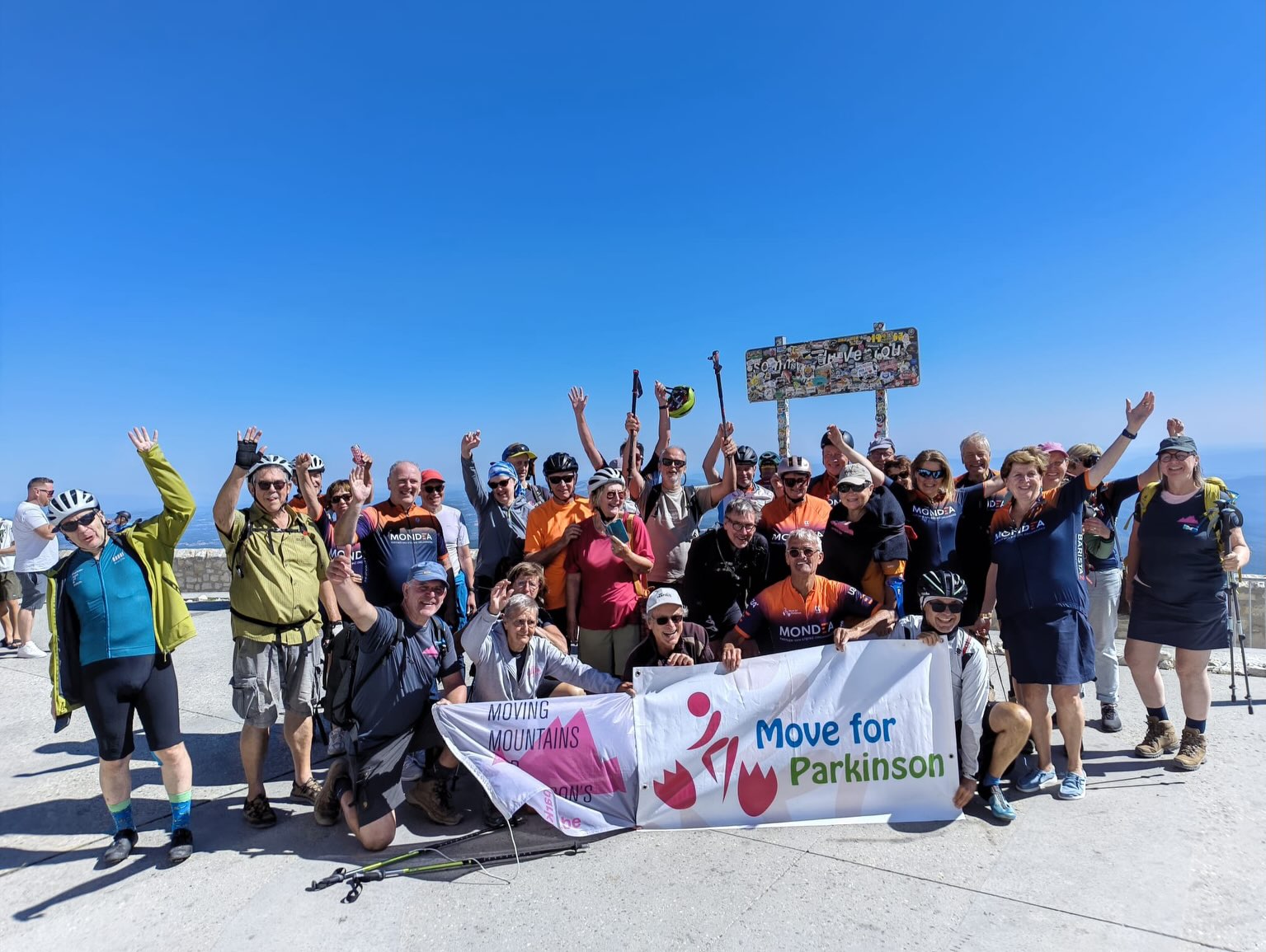 🏔️ De grote witte reus is bedwongen!
Gisteren was het eindelijk zover. Na het uitstel door het dreigende onweer trokken 47 deelnemers van Parkili en Move4Parkinson richting de top van de Mont Ventoux.
Met de fiets of te voet, ieder op zijn eigen tempo, maar allemaal met hetzelfde doel: die indrukwekkende witte reus bedwingen. 🚴♀️🚶♂️
Het werd een dag van doorzetten, afzien, elkaar aanmoedigen en vooral samen beleven. Kilometer na kilometer kwam de top dichterbij, tot dat langverwachte moment: boven staan op de Mont Ventoux. 💚
Een prestatie om trots op te zijn, maar vooral een herinnering die we samen meenemen.
47 mensen. Eén berg. Eén doel. Samen naar de top.
Proficiat aan iedereen van Parkili en Move4Parkinson! 💪🏔️
#Parkili #Move4Parkinson #MontVentoux #Parkinson #yopd