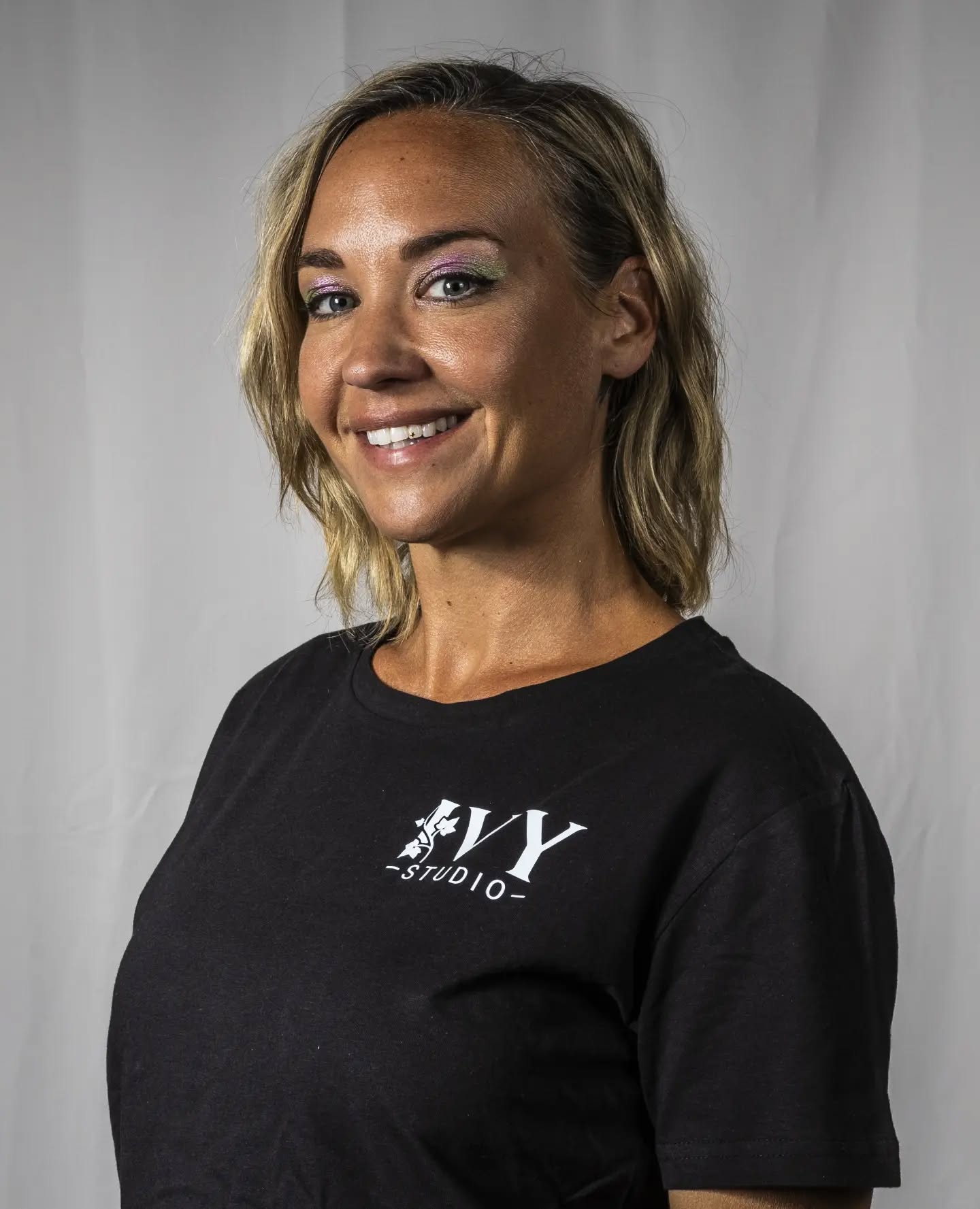 Presentation Studioägare @cetessapole
Lär känna mig
•Namn: Cecilia (Cilla)
•Instruktör: Studioägare och i pole
•Hur länge har du tränat Pole? 2018
•Vad betyder IVY för dig? IVY är en plats där jag fyller på med glädje, energi, inspiration och en gemenskap som gör att jag alltid ser fram emot nästa pass.
Lite om mig:
•Favoritgodis? Surt och choklad
•Favoritfärg? Grön men äger mest blått och svart.
•Vad gör du när du inte tränar? När jag inte tränar lägger jag mycket tid på Scandinavian Scandal och passar på att umgås med familj och vänner.
3 snabba
•Static eller spin? Spin
•Flex eller styrka? Styrka
•Tricks eller Flow? Tricks
Avslutning:
•Favorittrick? Butterfly 🦋
•Drömtrick? Trick som kräver flexibilitet
•Vad skulle du säga till någon som funderar på att börja med pole/aerial eller annan dansform på IVY?: Våga ta första steget. På IVY finns det plats för alla oavsett erfarenhet. Här hittar du glädje, gemenskap och en miljö där du kan utvecklas i din egen takt.