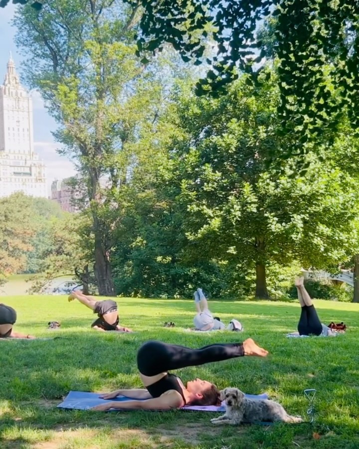 Joseph Pilates believed that “a few well-designed movements, properly performed in a balanced sequence, are worth hours of sloppy calisthenics.”
Enter: The Corkscrew. 🌀
This classical move targets your entire core while restoring deep rotational mobility to your spine.
Quick Benefits:
* Strengthens obliques & deep stabilizers
* Decompresses the lumbar spine
* Improves pelvic stability & hip mobility
Save this video for your next workout, and comment below: how does your spine feel after doing corkscrews? 👇
#centralparkpilates #pilatesinthepark #upperwestside #matpilates