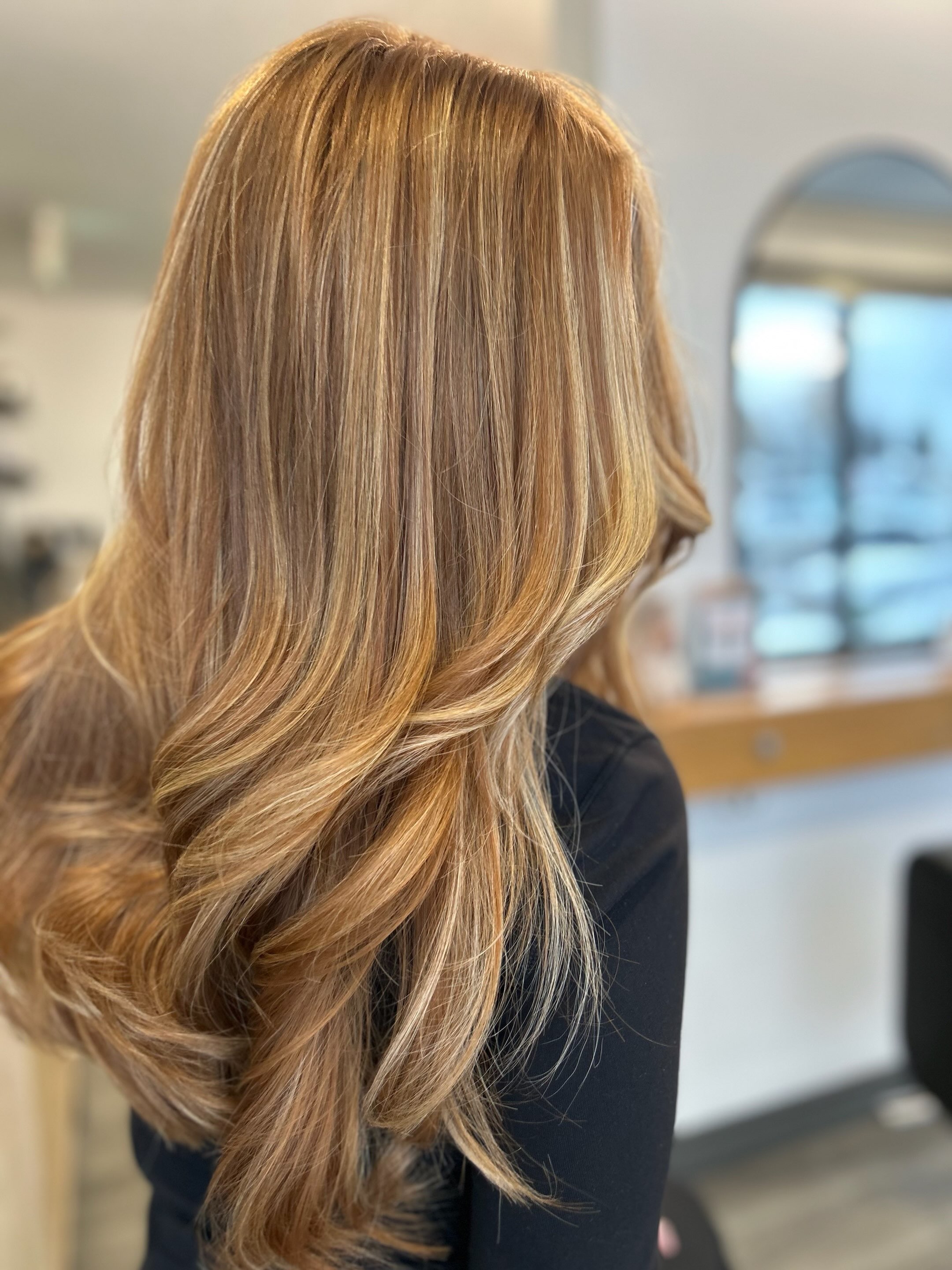 Honey, but make it dimensional 🍯✨
Obsessed with this colour by @emmahirst.styles ! Tap that ❤️ if you’re loving this look!