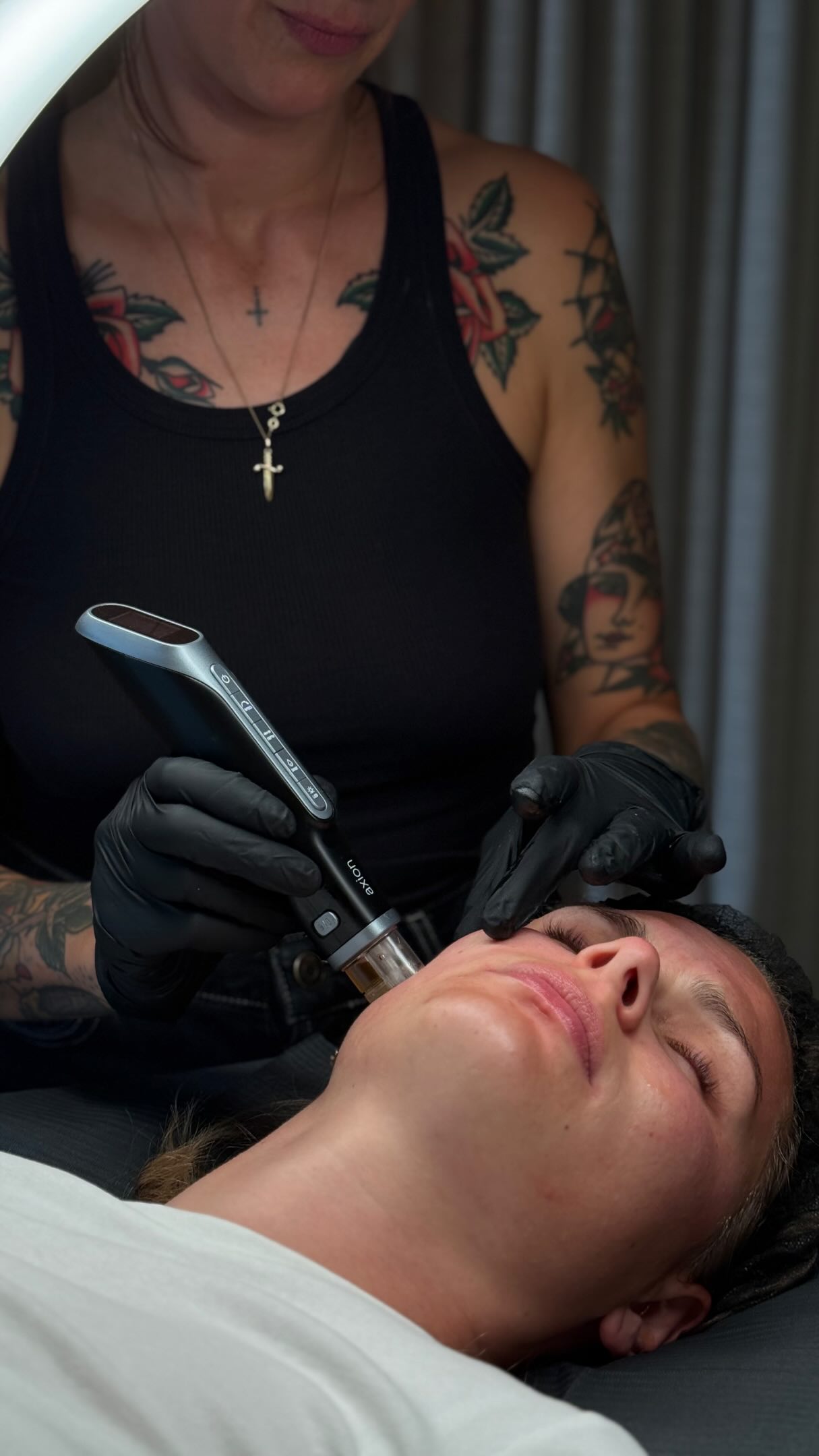 🖤🔥 MESOÉCLAT PEELING & MICRONEEDLING
Mesoéclat peeling er en effektiv anti age ansigtsbehandling, der reducerer synlige aldringstegn og giver huden en ungdommelig glød. ✨
Behandlingen består af en kemisk peeling efterfulgt af en koncentreret ampul, som indeholder antioxidante ingredienser, der fugtgiver og opstrammer. Du slutter af med en kølende og fugtgivende maske. 🤍
Mesoéclat peeling giver øjeblikkelige opstrammende og glowy resultater, og er også kendt som ‘The Red Carpet’ behandling grundet dens hurtige virkning. ❤️
Book via link i bio eller skriv os en DM, og så hjælper vi gerne! 🫰🏼
#lajoliedk #heledig #mesoeclat