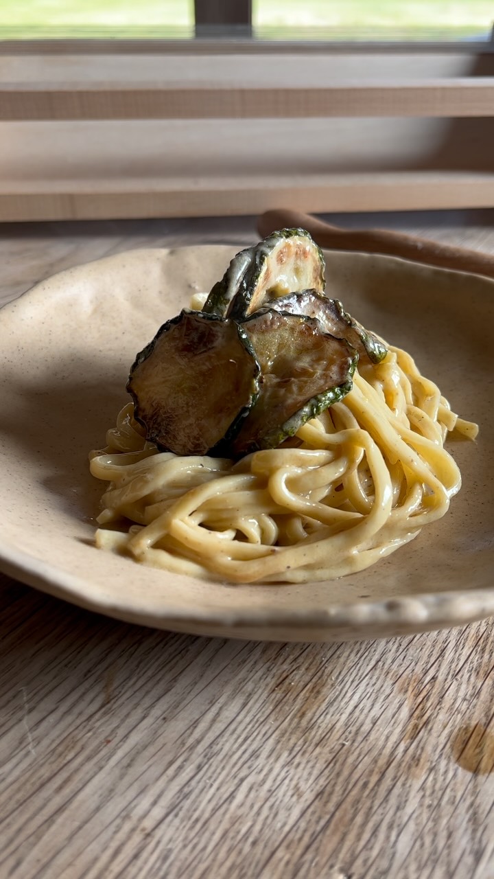 Chunky, squared spaghetti strands cut on the chitarra (also called tonarelli), a simple creamy sauce and garlic-fried zucchini. Simple pleasures!
Get started with the perfect egg pasta dough:
• 400g flour
• 50g semolina flour
• 250g eggs (about 5 whole eggs)
Work the eggs into the flour and knead for about 15 minutes until smooth (a quick rest after 5 minutes of kneading helps a lot with initial gluten development). Rest for at least 30 minutes before you sheet it out thickly and cut it on the chitarra strings.
Full egg pasta dough recipe, chitarra technique and troubleshooting tips are on the blog if you want the longer version. And yes: chitarras are currently in stock on the @homemadepastastudio webshop for anyone still looking.
#spaghettiallachitarra #zucchinipasta #pastafresca #homemadepasta