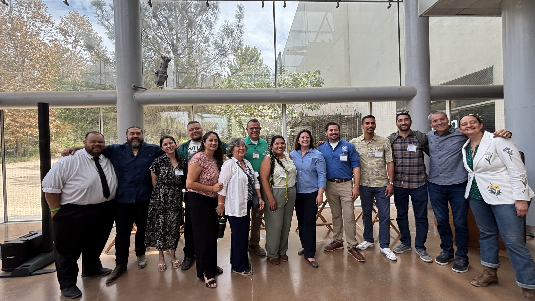 Hoy, COFEM tuvo la oportunidad de participar en **Pathways to 30x30 and Beyond: Urban Nature**, realizado en el Museo de Historia Natural del Condado de Los Ángeles.
El evento, organizado por **Hispanic Access Foundation**, reunió a organizaciones comunitarias, líderes tribales, defensores de la conservación y representantes estatales y locales para dialogar sobre biodiversidad urbana, resiliencia climática y cómo podemos crear comunidades donde tanto las personas como la naturaleza puedan prosperar.
Tuvimos el honor de escuchar al **Secretario de Recursos Naturales de California, Wade Crowfoot**, quien participó en la conversación sobre las metas 30x30 de California y la importancia de proteger y ampliar el acceso a la naturaleza para nuestras comunidades.
En COFEM nos enorgullece seguir participando en estos importantes espacios junto a nuestros aliados y contribuir a que nuestras comunidades tengan voz en el futuro de la conservación y el acceso a nuestros espacios naturales.
Agradecemos a **Hispanic Access Foundation** y a todos los aliados que hicieron posible este importante encuentro.
#COFEM #HispanicAccessFoundation #30x30 #NaturalezaUrbana #Conservación #Biodiversidad #ResilienciaClimática #AccesoALaNaturaleza #LosÁngeles