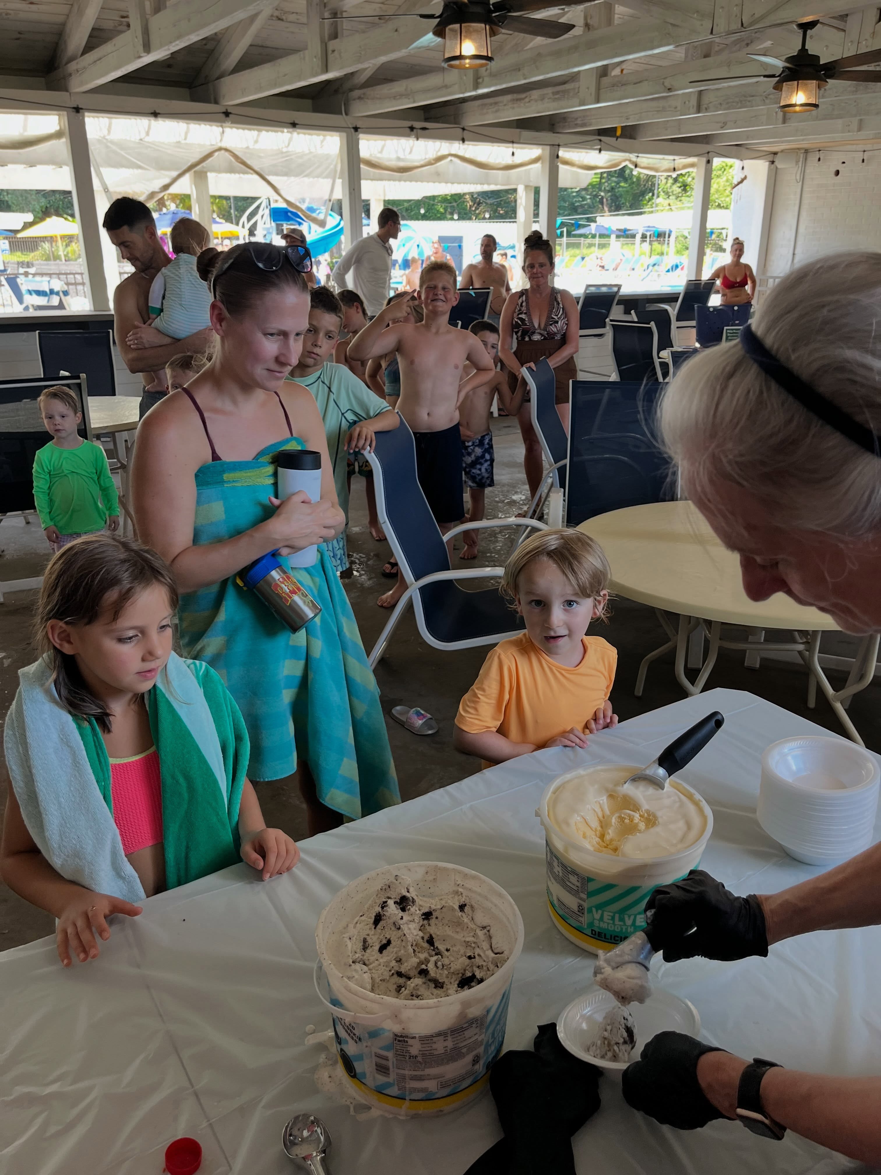What a great day for treats and books! Good luck to all our students heading back to school! And thanks to @wanderingpagebooks and @moodreaderbooks for stopping by 📚✏️📙🖍️🖇️