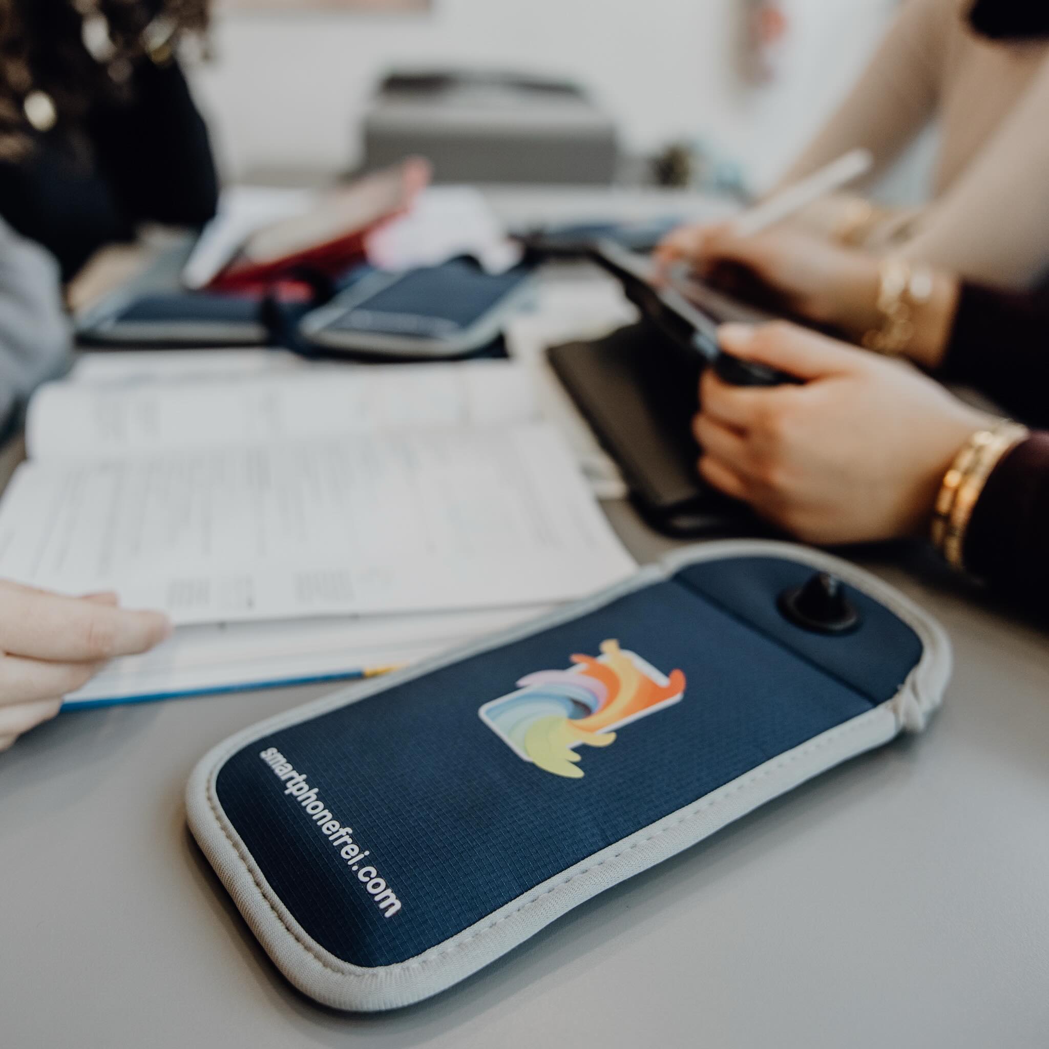 An immer mehr Schulen in ganz 🇩🇪 gilt in der kommenden Zeit das Folgende: Private Entertainmentgeräte bzw. Smartphones, den Schultag über, ab in die Handytaschen und stattdessen fundierte digitale Bildung mit Hilfe von schulisch administrierte Tablets. Unserer Meinung nach die perfekte Lösung & eine bemerkenswerte Entwicklung, die sich kurz-, mittel und langfristig durchsetzen wird!