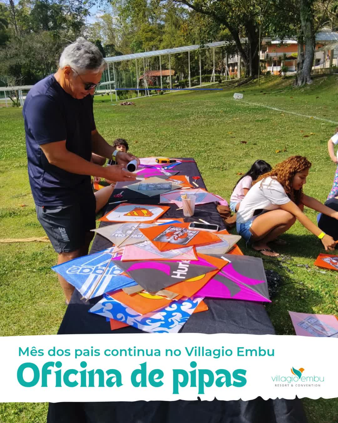 Oficina de Pipas
Agosto no Villagio Embu é tempo de resgatar brincadeiras que atravessam gerações e criar novas memórias em família.
Nos finais de semana, pais e filhos podem aproveitar uma programação especial com brincadeiras de todos os tempos, incluindo atividades como bolinhas de gude, brincadeiras tradicionais e, claro, a nossa Oficina de Pipas.
E tem algo especial em ver a criançada colocando a mão na massa, aprendendo a montar a própria pipa e depois vendo ela ganhar o céu. Uma experiência simples, divertida e perfeita para compartilhar entre pais e filhos.
O próximo final de semana está chegando!
Reserve agora sua hospedagem no Villagio Embu e venha aproveitar momentos de diversão em família.
📍 Embu das Artes – SP, a cerca de 30 minutos de São Paulo
#VillagioEmbu #VillagioEmbuResort #EmbuDasArtes #FinalDeSemanaEmFamilia #PaisEFilhos #BrincadeirasDeInfancia #OficinaDePipas #DiversaoEmFamilia #ResortEmFamilia #FeriadoEmFamilia