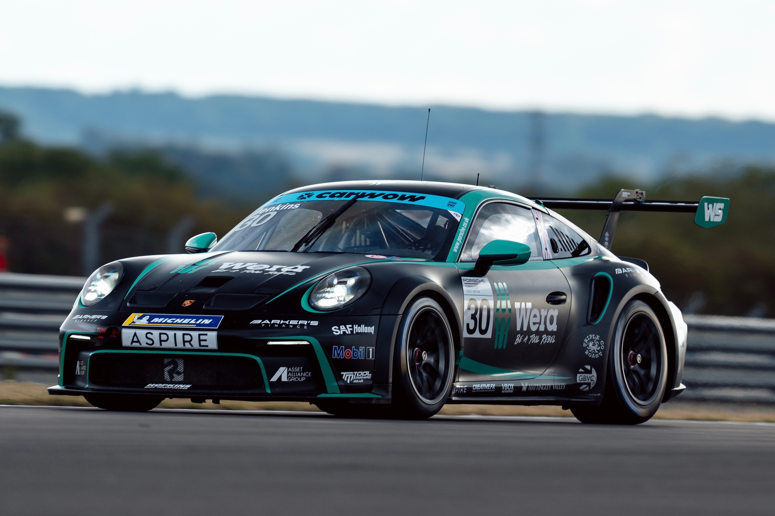 An exciting day ahead! We’ve got a great opportunity to score big points, so let’s get to work.
R1 ▶️ 09:40
R2 ▶️ 13:50 📺 Live on ITV4
#willjenkinsracing #carreracupgb #motorsport #btcc @porscheraces_gb @carwow @allianceraceuk @weratoolsuk @weramotorsport @teamparkerracing @hopkinsracetransporters @asset_alliancegroup @reefertrailercentre @safholland_uk @thegreengroupuk @wstransportation @toolmaniacuk #weraallianceacademy