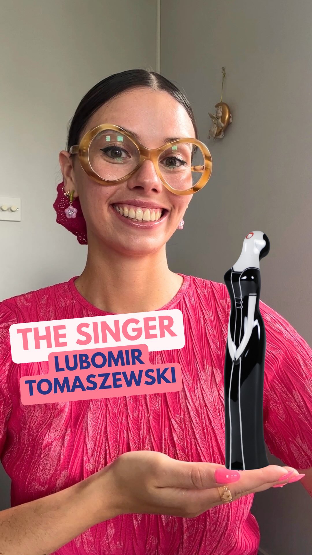 AD ⭐ This is one of Poland’s most expressive mid‑century porcelain figures… ready to hear her sing? 🎤
‘The Singer’ was designed in 1959 by Lubomir Tomaszewski and remains one of his most distinctive designs. Why? Watch the reel to find out! 😉
You can visit:
AS Ćmielów Showroom:
📍 Morsztynowska 1, Kraków, Poland
AS Ćmielów Factory & Museum:
📍Sandomierska 243, Ćmielów, Poland
•
•
In partnership with @ascmielow @porcelana.ascmielow — gifted products
#gifted #współpracabarterowa #design #polishdesign #wzornictwo • design history • history • new look • post war design • auction • porcelain • figurine porcelana • midcentury • porcelana • collectible • ad