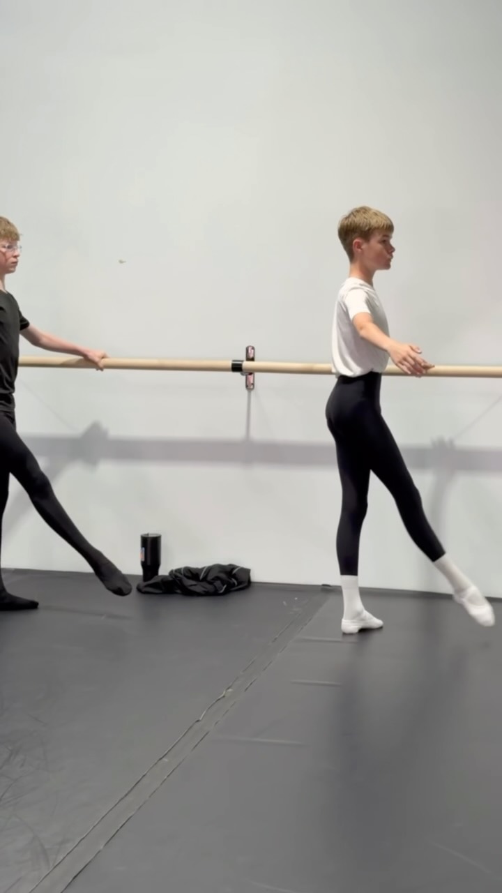 16 jetΓ©s! πͺπ₯΅ Working hard in Artistic Director Bryce Leeβs class. #themaledanceconnection #maledancer #ballet #dance #balletdancer