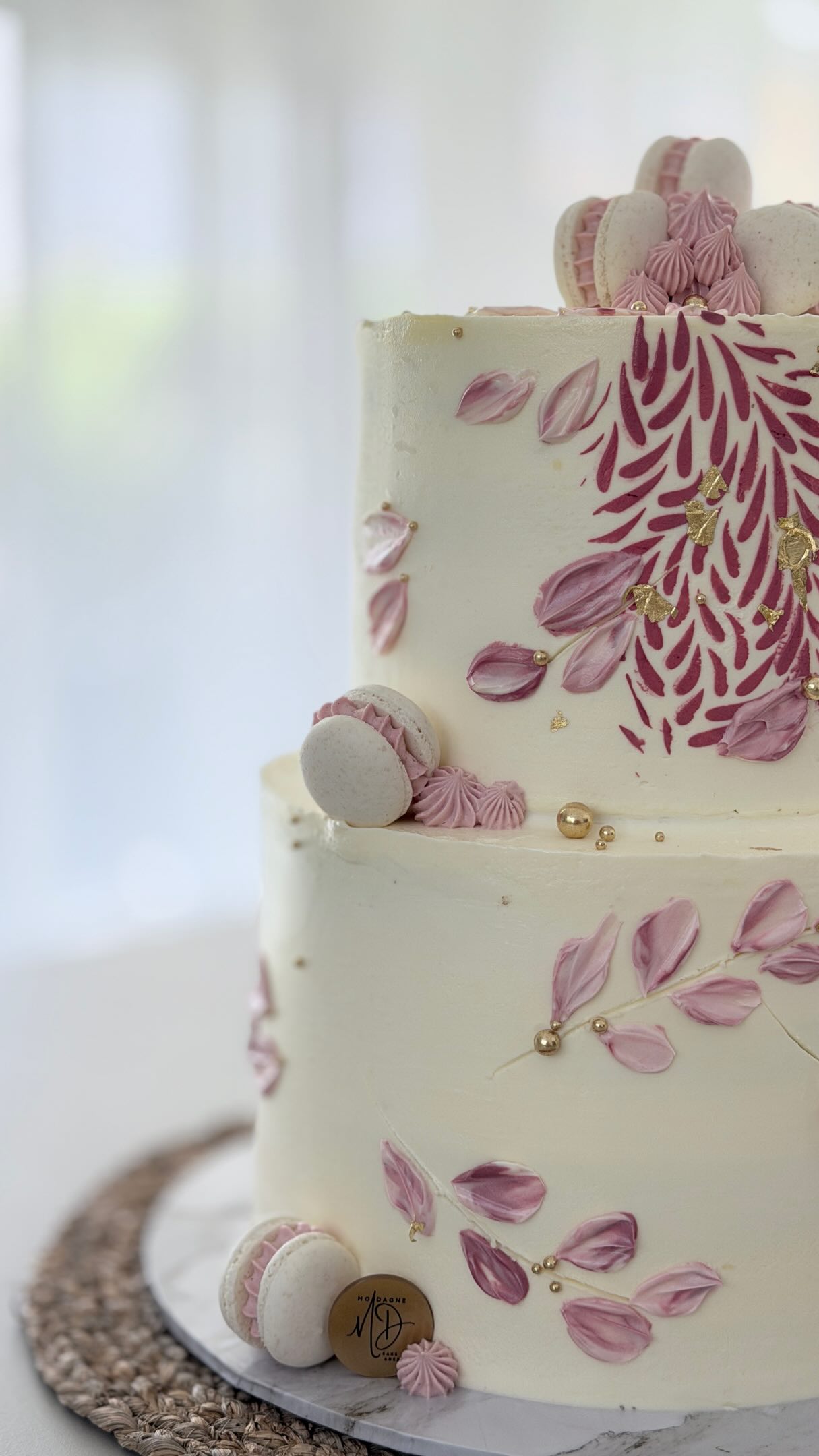 There’s something special about being told: “We trust you. You have free rein.” 🤍
It’s probably one of the biggest compliments you can get as a cake designer. And, if I’m honest, also the kind that makes me put even more pressure on myself.
Because when a couple gives me that much freedom, I don’t just want to create a beautiful cake. I want it to feel like them. I want to get the flavours right, the design right, the whole feeling right.
And then, after all the planning, baking, decorating, second guessing and stressing over tiny details nobody else will ever notice… you find a handwritten note like this in your mailbox.
“Geschmacklich wie auch optisch eine Bombe.” 🥹
These messages will never become “normal” to me.
They’re the best kind of reminder why I do what I do. 🤍
Thank you @flavia.k_ & Manuel for your trust.
Wedding Party made possible by
Braut: @flavia.k_
Photograf: @ralphhuberstorytelling
Dress: @thedresskreuzlingen
H&M: @susannegiovanettoni.styling
Bräutigam: Manuel
Suit: @nisagoyoumadeit
Location: @gasthausschupfen
Blumen & Deko: @blumenlaube
Sängerin: @deborahhandschin
DJ: @lukeparker_official
Ringe: @goldschmied_simon_eichmann
#hochzeitstorte #cakelovers #gimmemocake #weddingcakewithasoul