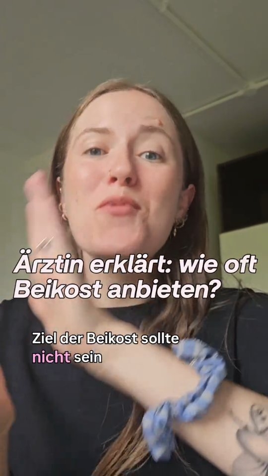 Das bedeutet gleichzeitig nicht, dass es völlig egal ist, wann ihr mit der Beikost startet oder wenn dein Baby bspw. mit 10 Monaten noch gar nichts isst.
Aus Sicht der Allergieprävention und aufgrund der Eisenversorgung ist es sinnvoll, zeitgerecht zu starten und auf einen hohen Eisengegalt der angebotenen Mahlzeiten zu achten.