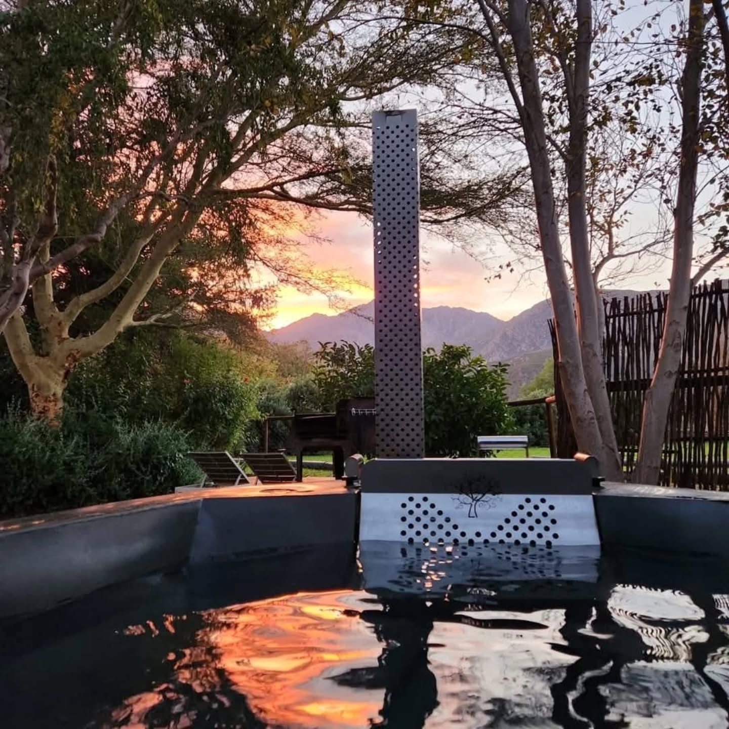 And then… you really don’t want to leave.
The sun goes down behind the Langeberg.
The water is warm.
The fire is crackling.
And suddenly, tomorrow feels far too soon.
This is the kind of place where you slow down, breathe a little deeper and remember that doing nothing can be the best part of a holiday. 🤎
Our Farm Cottage — your own little corner of Klein Nektar.
#FarmStay #route62 #KleinKaroo #FarmCottage #KleinNektar