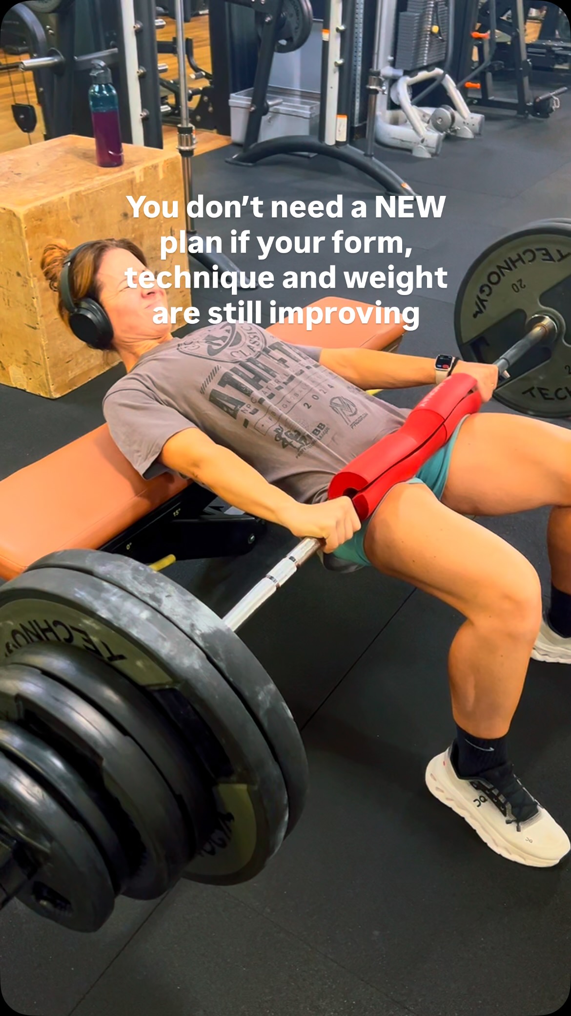 If you hit a plateau , don’t panic and ask changes to your coach , we have to sit and talk .
📈 is your recovery good enough ? I mean rest time , sleep and nutrition are all in control ?
‼️are you genuily stalled , or you just feel bored about your program?
Because boredom is not PLATEAU
Please let’s be honest , and do not confuse a lack of motivation with a lack of results .
Master the foundations and do not be scared of adding weight to that bar .
BB Hip Thrust : I am doing 6reps x 160kg . The goal now is to reach 8-10 with the same weight and with a more better technique .
Should I change this exercise ? No if I want to progress . If I listen to my motivation I would change . But we all know that excuses don’t build results .
The obsession with changing program every months or two is what is killing your gains .
If you feel you pleateau , let’s talk .
