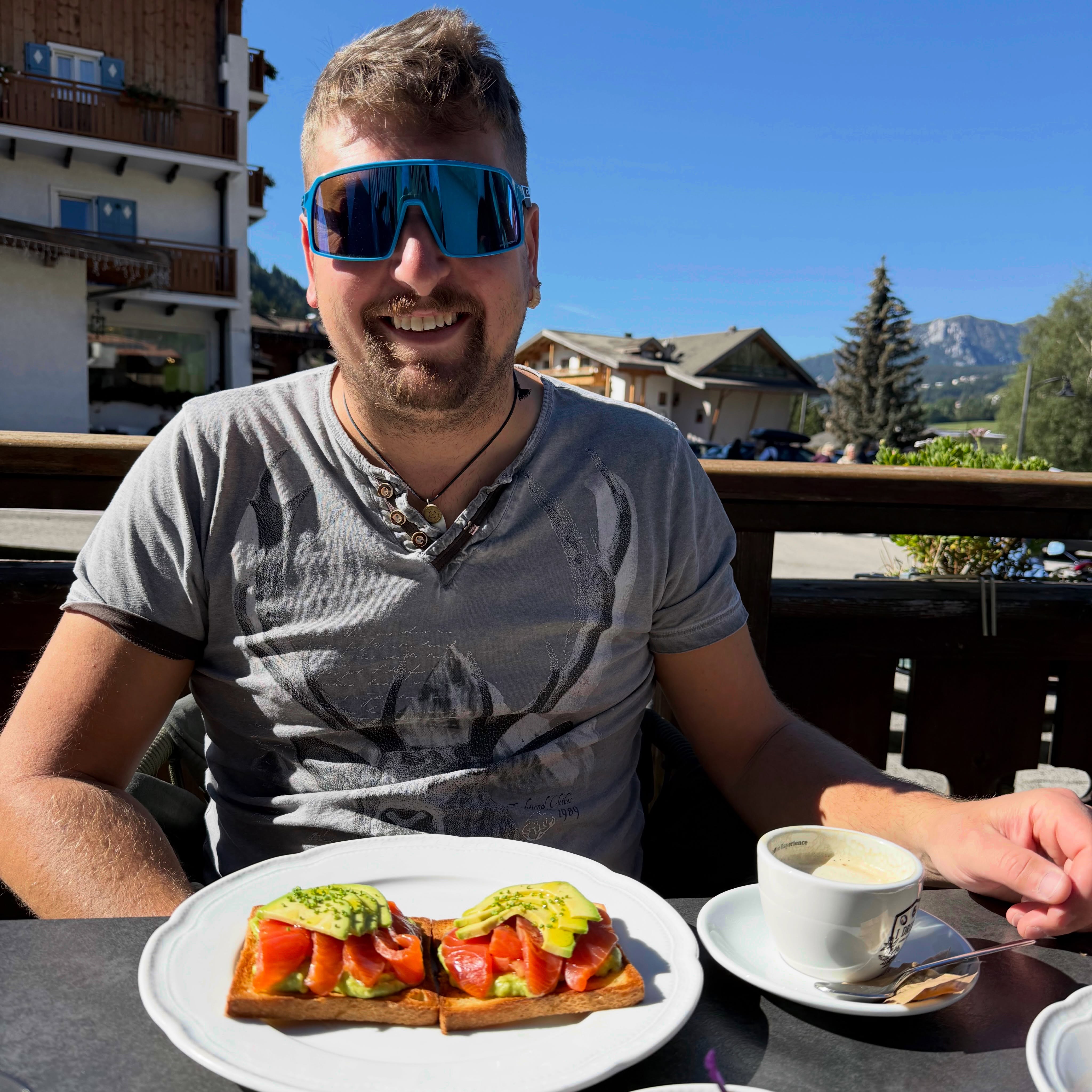 Buon compleanno Fabio! 🎂🔥
Titolare, barista, tuttofare, problem solver…
e soprattutto quello che riesce sempre a dire:
“Tranquilli, ci penso io.” 😂
Oggi però niente lavoro
Si brinda al Boss! 🍻❤️
Tanti auguri da tutto il Geyser! 🎉