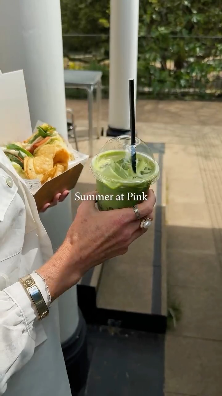 Long lunches, iced coffees, garden views & something freshly made 💕
Summer looks good at Pink 🌿☀️
@lauderdalehouse
@fortyhall
@cecilsharphouse
#northlondon #northlondonfood #coffeeshopcorners #londoncafe #homemade