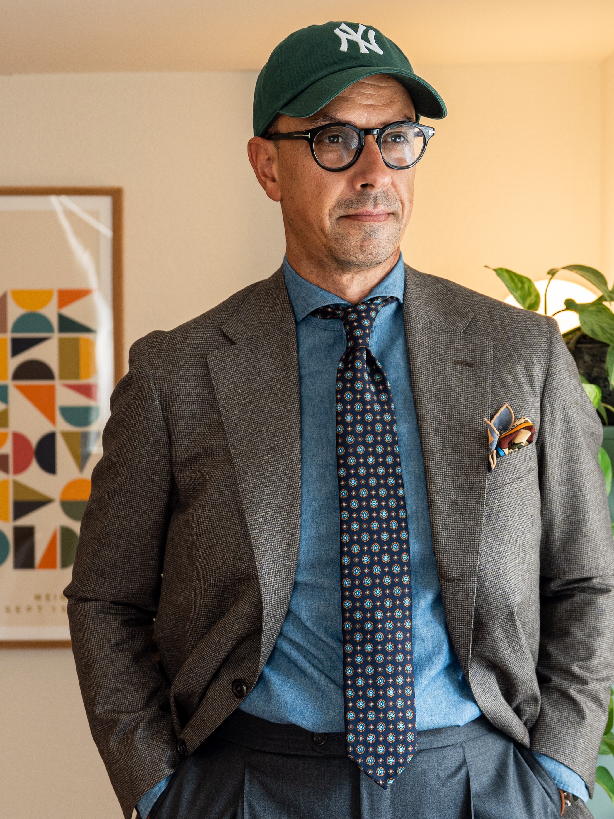 Vitale Barberis Canonico Featherweight Flannel
Ein Stoff, der fast alles kann.
Leicht, weich und aussergewöhnlich vielseitig. Der Featherweight Flannel Stoff von @vitalebarberiscanonico1663 vereint die elegante Optik eines klassischen Flanells mit einem angenehm leichten Tragegefühl.
Ob als kompletter Anzug oder als sportliches Sakko kombiniert mit Wolle, Denim oder Chinos dieser Stoff passt sich mühelos jedem Anlass an. Eine ideale Wahl für rund neun Monate im Jahr und besonders perfekt für die kommenden Herbst und Wintermonate.
Erhältlich als Half Canvas oder Full Canvas, veredelt mit handgenähten Knopflöchern und feinster Verarbeitung.
Ein Kleidungsstück, das durch Komfort, Eleganz und echte Schneiderkunst überzeugt.
Einfach wunderschön.
Krawatte und Pocket Squares von @shibumifirenze
#tailorsuit #madetomeasure #massanzug #masshemd #mode