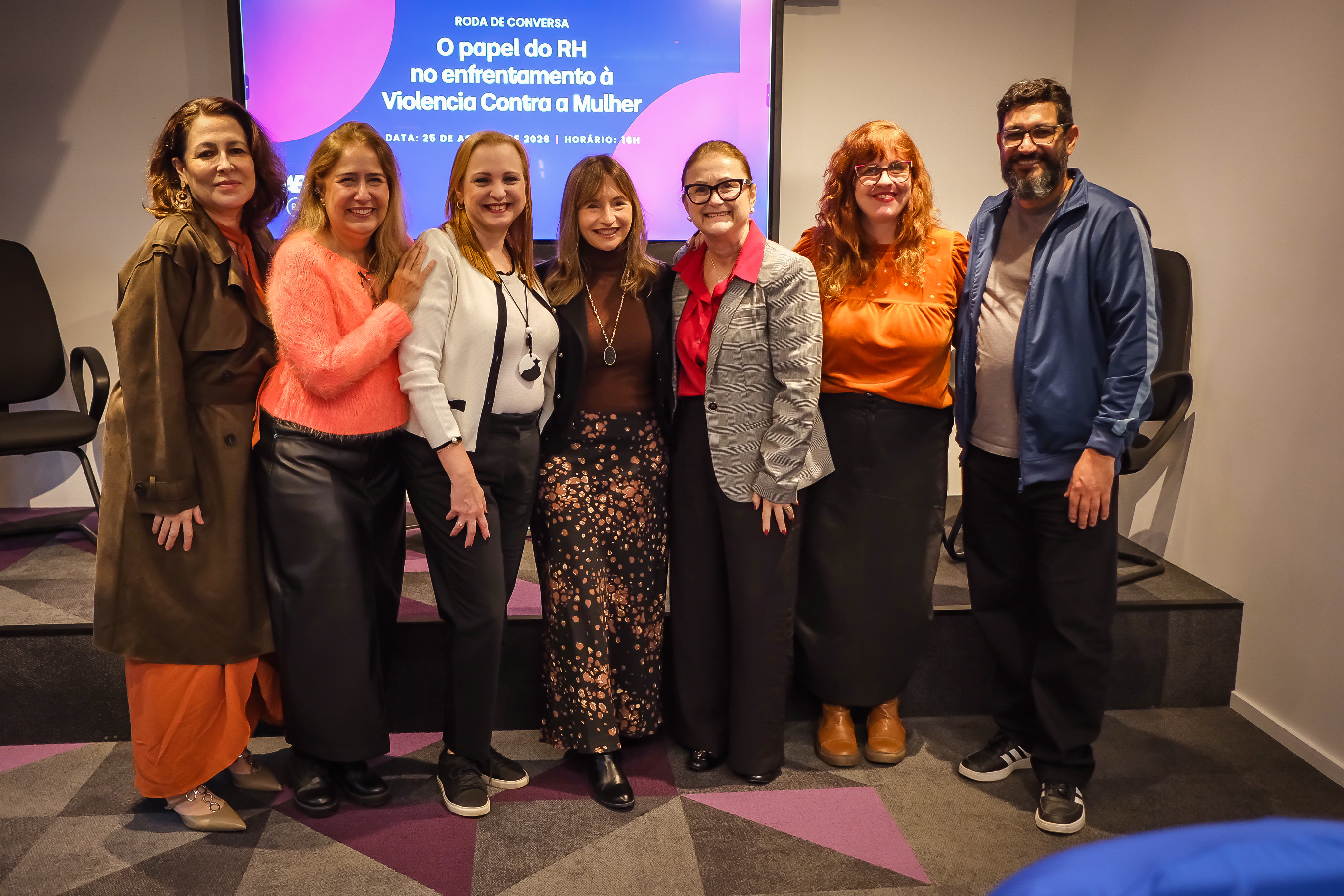Hoje, na sede do CIEE Rio, realizamos uma roda de conversa essencial para ampliar o debate sobre “O Papel do RH no Enfrentamento à Violência contra a Mulher”.
O encontro reuniu diferentes perspectivas e experiências para discutir como as organizações e os profissionais de RH podem contribuir para a prevenção da violência, o acolhimento e a construção de ambientes mais seguros e respeitosos.
A conversa contou com a participação de Aline Fernandes, da Transpetro; Adriana Teixeira, da ABRH-RJ; Lucia Cipriano, da Artisan; e Cândida Terra, da Terra Rocha Advogados, que compartilharam conhecimentos, experiências e reflexões fundamentais sobre o tema.
💜 Um diálogo necessário, que reforça o papel do RH como agente de transformação dentro e fora das organizações.
Nosso agradecimento ao CIEE Rio pela parceria e a todas as pessoas que estiveram presentes nessa conversa tão importante.
#ABRHRJ #CIEERio #GestãoDePessoas #RH #ViolênciaContraAMulher #Mulheres #DiversidadeEInclusão #Liderança #RecursosHumanos