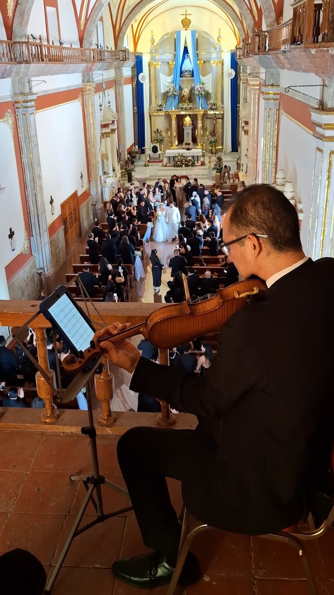 ¿Se pueden cantar temas no litúrgicos en una boda católica?
«Hasta mi final» es una obra contemporánea emblemática cuyos compromisos de amor encajan con el propósito del Matrimonio. Con la debida autorización de la parroquia y al interpretarse al término de la Misa (fuera del rito litúrgico estricto), pudimos adaptar este tema para vestir la salida de los novios.
Para este momento en Ajijic, transformamos la pieza mediante el terceto de cuerdas, piano y voz de tenor, dándole el carácter solemne, majestuoso y elegante que la arquitectura del templo exige.
Cuidar los permisos y adaptar cada tema al respeto del recinto es parte de nuestro compromiso profesional.
📩 Escríbenos un mensaje directo para asesorarte con el repertorio de tu ceremonia.