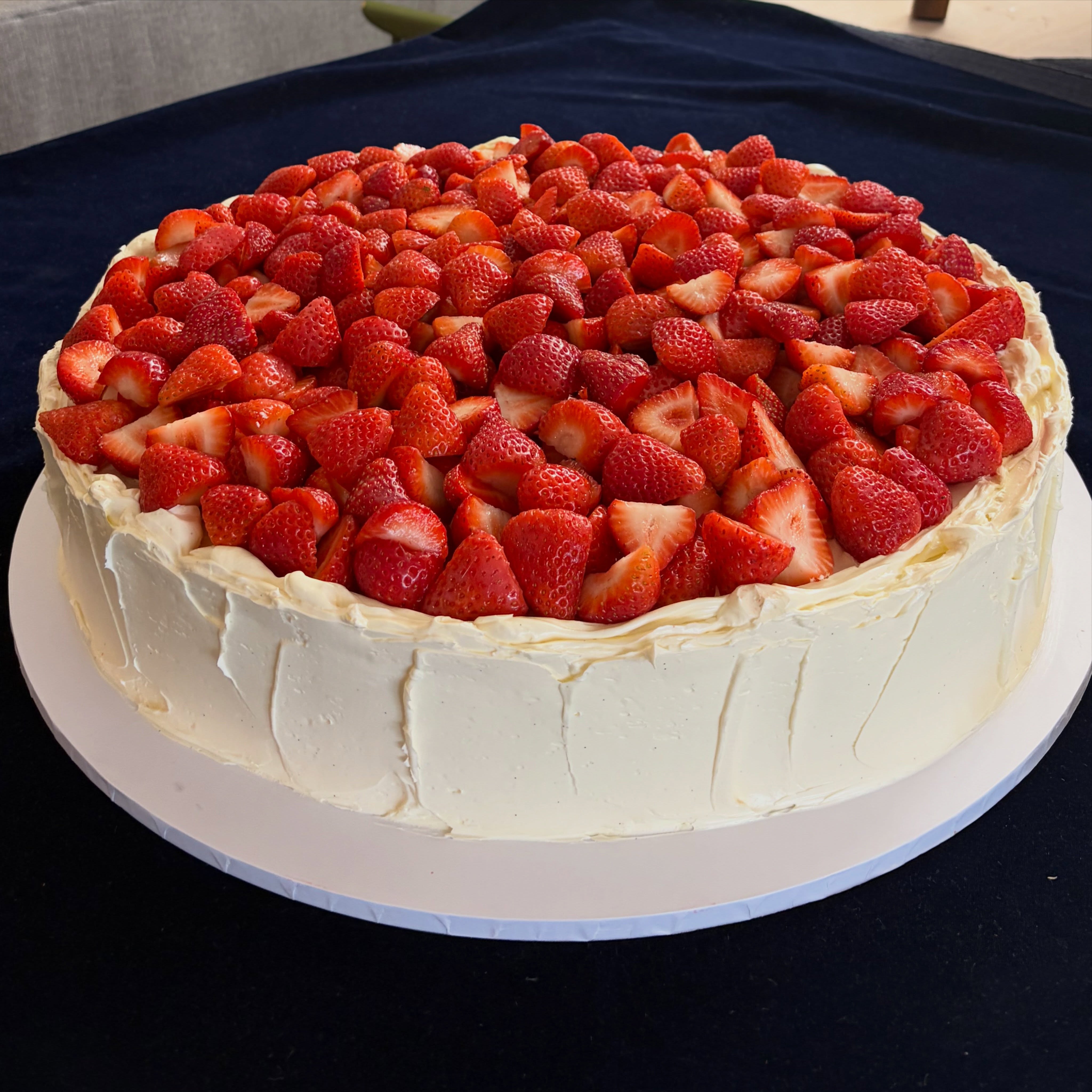 An absolute whopper of a 20” cake @updownfarmhouse_ for A & H’s wedding today. Bit of rain and wind didn’t stop the taste of late summer with this half vanilla sponge, half buckwheat honey and chamomile with oat, and then fresh and compote strawberry. Covered in rustic vanilla Swiss, and more of those gorge strawbs. 🍓🍓🍓
#strawberrycake #weddingkent #dealkentuk #kentcakes #bespokecake
