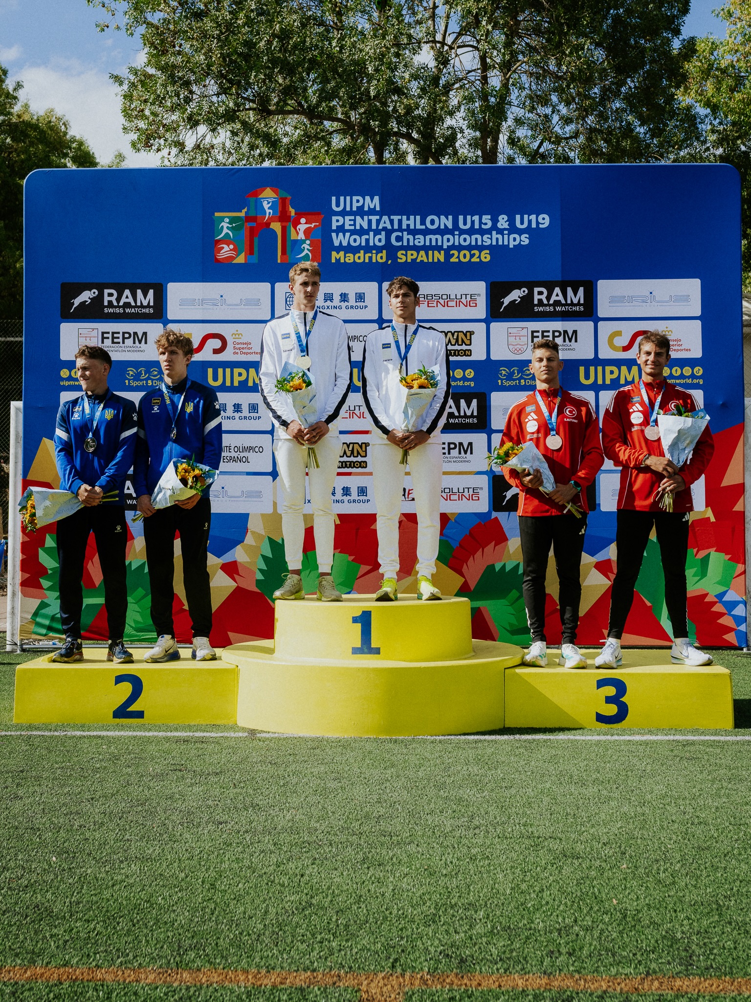 🥉🇹🇷 DÜNYA ÜÇÜNCÜSÜYÜZ! 🏆 İspanya, Madrid’de gerçekleştirilen UIPM 2026 U19 Modern Pentatlon Dünya Şampiyonası’nda büyük başarı! U19 Erkek Bayrak Yarış… 🥉🇹🇷 DÜNYA ÜÇÜNCÜSÜYÜZ! 🏆 İspanya, Madrid’de gerçekleştirilen UIPM 2026 U19 Modern Pentatlon Dünya Şampiyonası’nda büyük başarı! U19 Erkek Bayrak Yarış…