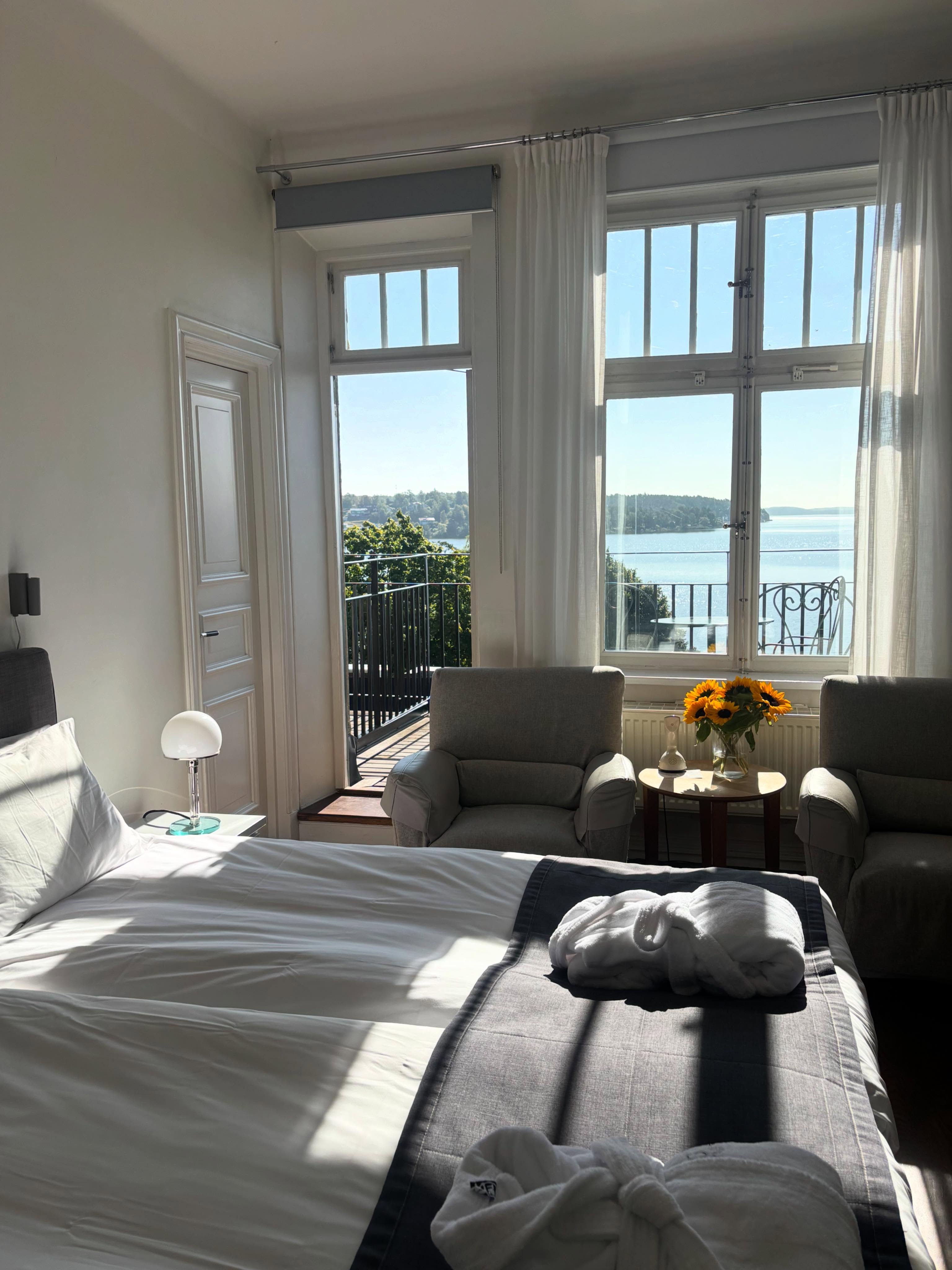 Godmorgon från Sigtuna Stadshotell! Hos oss börjar morgonen lugnt, med vidunderlig utsikt och gott kaffe ☕️🤎