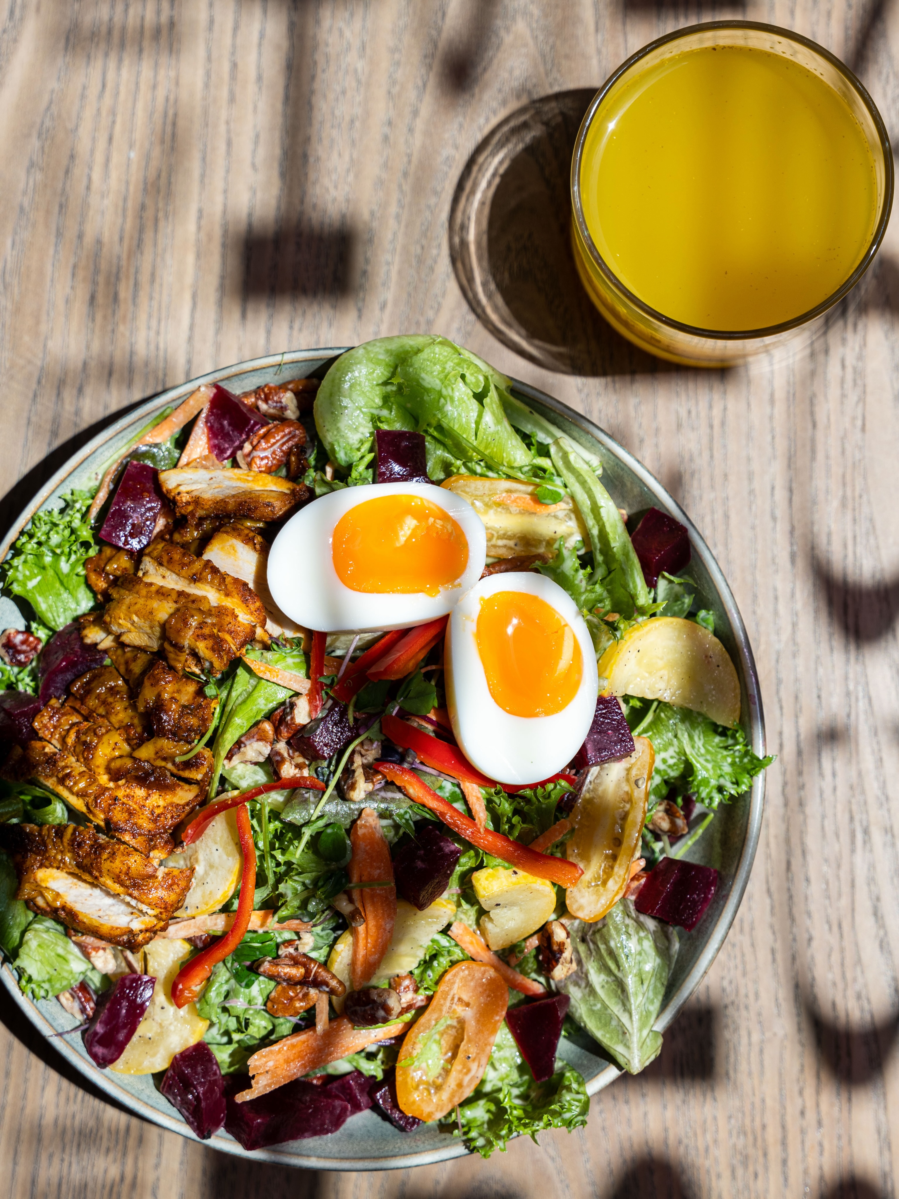 The breakfast salad, late summer edition!! This one is always being refreshed with whatever local produce is in season, so right now you’ll get it loaded with beets, squash, carrots, and pecans. Pictured here with grilled chicken and a turmeric ginger tonic for a meal that will leave you feeling full of life 💪🧡