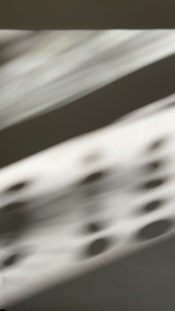 Ein Sommerwind weht durch das CL·AY.
Deine Hände im weichen Ton.
Die Drehscheibe dreht sich sanft.
Du atmest. Wirst still. Kommst bei dir an.
Töpfern. Atmen. Ankommen.
Im CL·AY verbindet sich Keramik mit Achtsamkeit. Der Ton findet seine Mitte – und du vielleicht auch.
Ein Raum für Ruhe, Balance und kreatives Sein.
Workshops · Drehscheiben-Vermietung · CL·UB · Atelier & Shop
cl-ay.de
·
A summer breeze moves through CL·AY.
Your hands in soft clay.
The wheel turns gently.
You breathe. Slow down. Arrive in the moment.
Make. Breathe. Arrive.
At CL·AY, ceramics meet mindfulness. The clay finds its center — and maybe you do, too.
A space for calm, balance, and creative expression.
Workshops · Wheel Rental · CL·UB · Studio & Shop
cl-ay.de
#summerbreeze
#Studiolife
#Drehscheibe
#töpfern