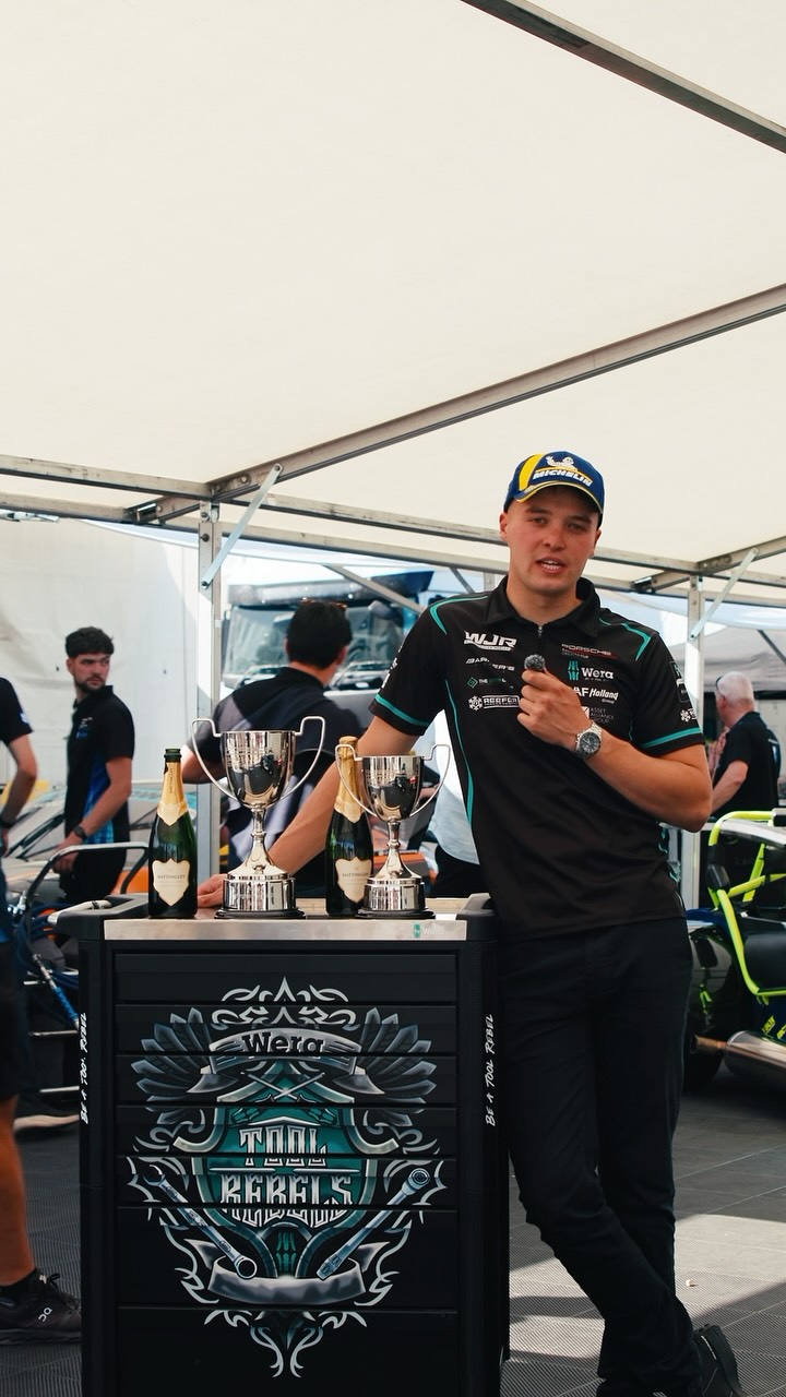 🎥 Donington Park weekend round up 💬
📰 Race report on my website, link in bio!
#willjenkinsracing #carreracupgb #motorsport #btcc @porscheraces_gb @carwow @allianceraceuk @weratoolsuk @weramotorsport @teamparkerracing @hopkinsracetransporters @asset_alliancegroup @reefertrailercentre @safholland_uk @thegreengroupuk @wstransportation @toolmaniacuk #weraallianceacademy