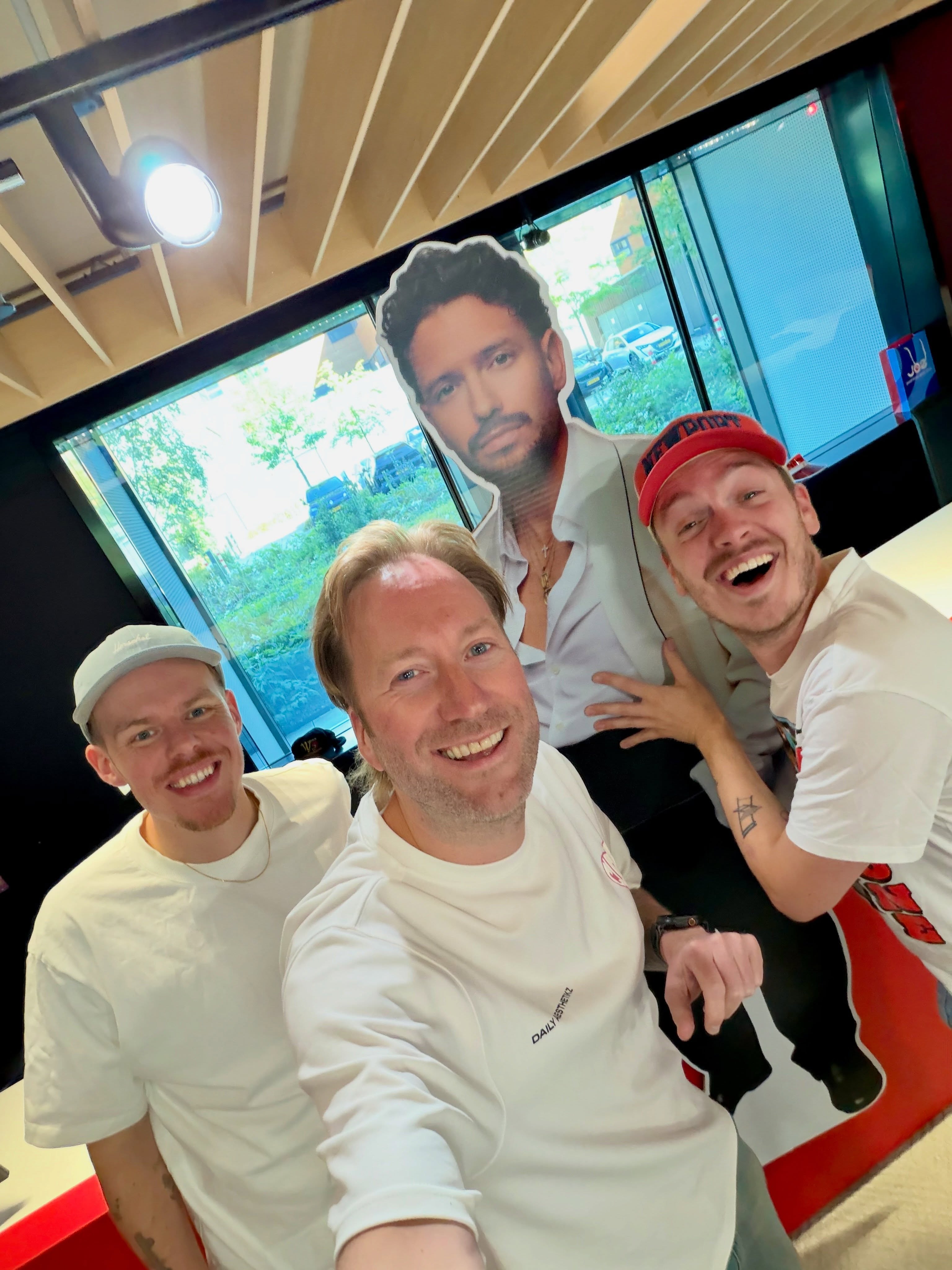 Sunday is for Swiping! 🐥 #week33
Een week met verschillende soorten eend! En een reuzenrad…
En hoe was die van jou?
1 - Groeten van Tom, Joe en kartonnen Rolf Sanchez! 🤳
2 - Muis arm van het flessen invoeren 😬
3 - I seeeeee youuuuu 😼
4 - Met de grote Jaron tijdens de @nltop40 📻
5 - Heb ik nie maat… ❗️
6 - Helemaal uitgeteld na zijn eerste selectie training ⚽️
7 - Bon Voyage 🎡
8 - Wervershoof! ❤️
9 - Chocolade eend! 🦆
10- Broodje geroosterde eend 🥪