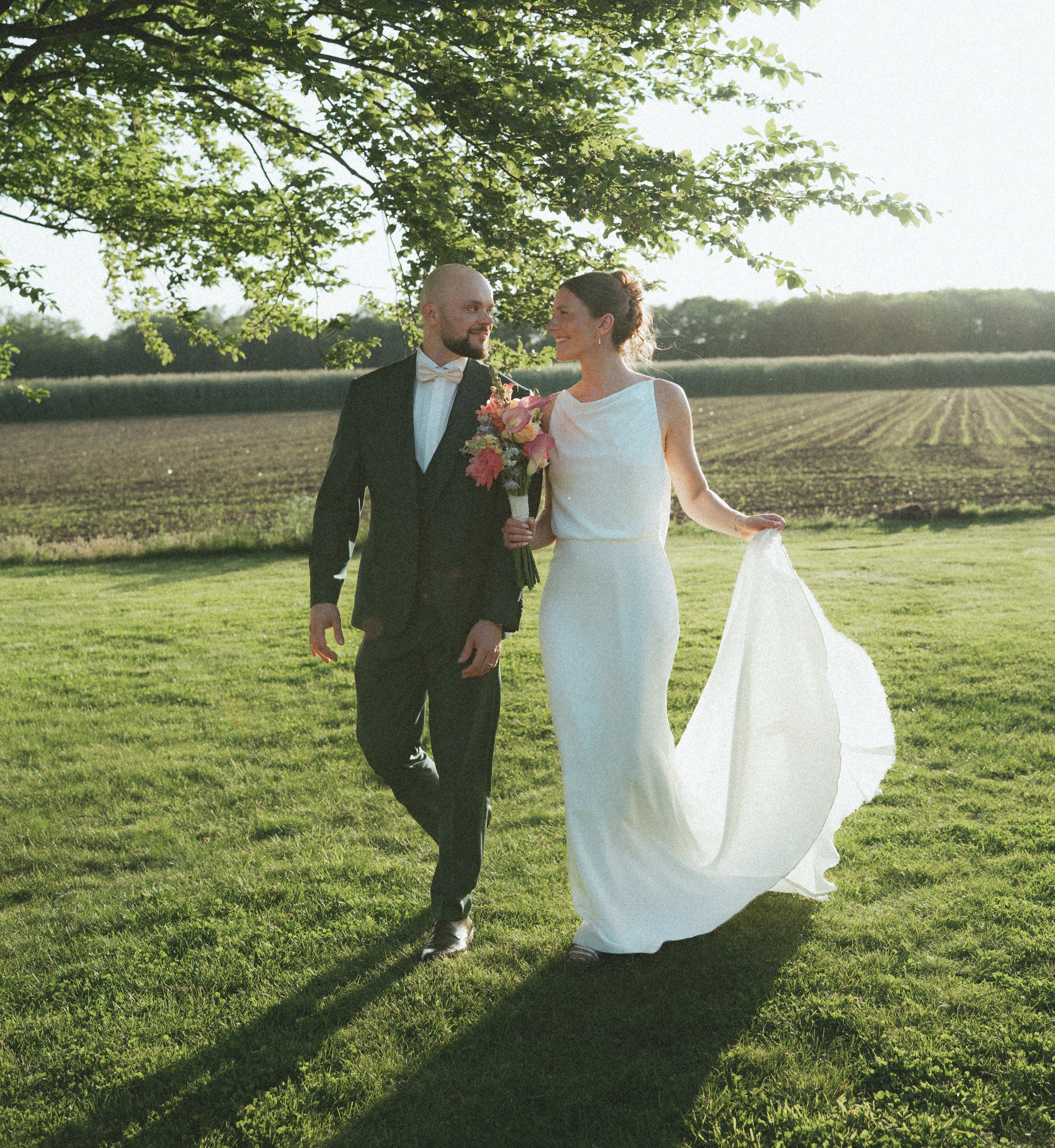 S & D | 22.05.2026
Eines der größten Dos auf Hochzeiten meiner Meinung nach? Sich bei Sonnenuntergang nochmal 10 Minuten Zeit nehmen, euren Fotograf*in mitnehmen und nochmal einen kurzen Moment zu zweit genießen.
Hier entstehen oft die schönsten Bilder, ihr habt ein paar Minuten bewusst für euch und Erinnerungen fürs Leben 🤍
Foto: @lisamariesophie_photography
Brautstrauß
Hochzeitsdeko
Hochzeitsfloristik
