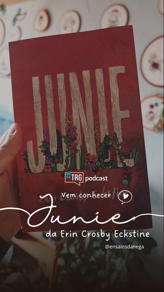 #ParceirosdaNega Tem livro que dá vontade de sentar à mesa com outras pessoas para conversar sobre tudo aquilo que a história despertou. Foi exatamente assim com Junie, de Erin Crosby Eckstine, livro enviado pela @taglivros Inéditos em agosto de 2026.
Tive a alegria de participar do podcast da TAG para conversar sobre essa leitura, dividir percepções, levantar questões e, claro, trocar ideias sobre uma história que rende muita conversa.
Porque é isso que eu mais gosto na literatura: quando o livro não termina na última página. Ele continua nas perguntas, nas interpretações, nas discordâncias e nas conversas que a gente leva para além dele.
E esse bate-papo foi daqueles que dão vontade de continuar falando depois que o microfone desliga.
Neste vídeo, deixo um pequeno recorte dessa conversa. Mas ela está inteira esperando vocês.
Quer assistir e ouvir o episódio completo? O link está na bio.
Depois me conta: você já leu Junie? O que essa história despertou em você?
#Junie #TAGInéditos #TAGLivros EnsaiosDaNega