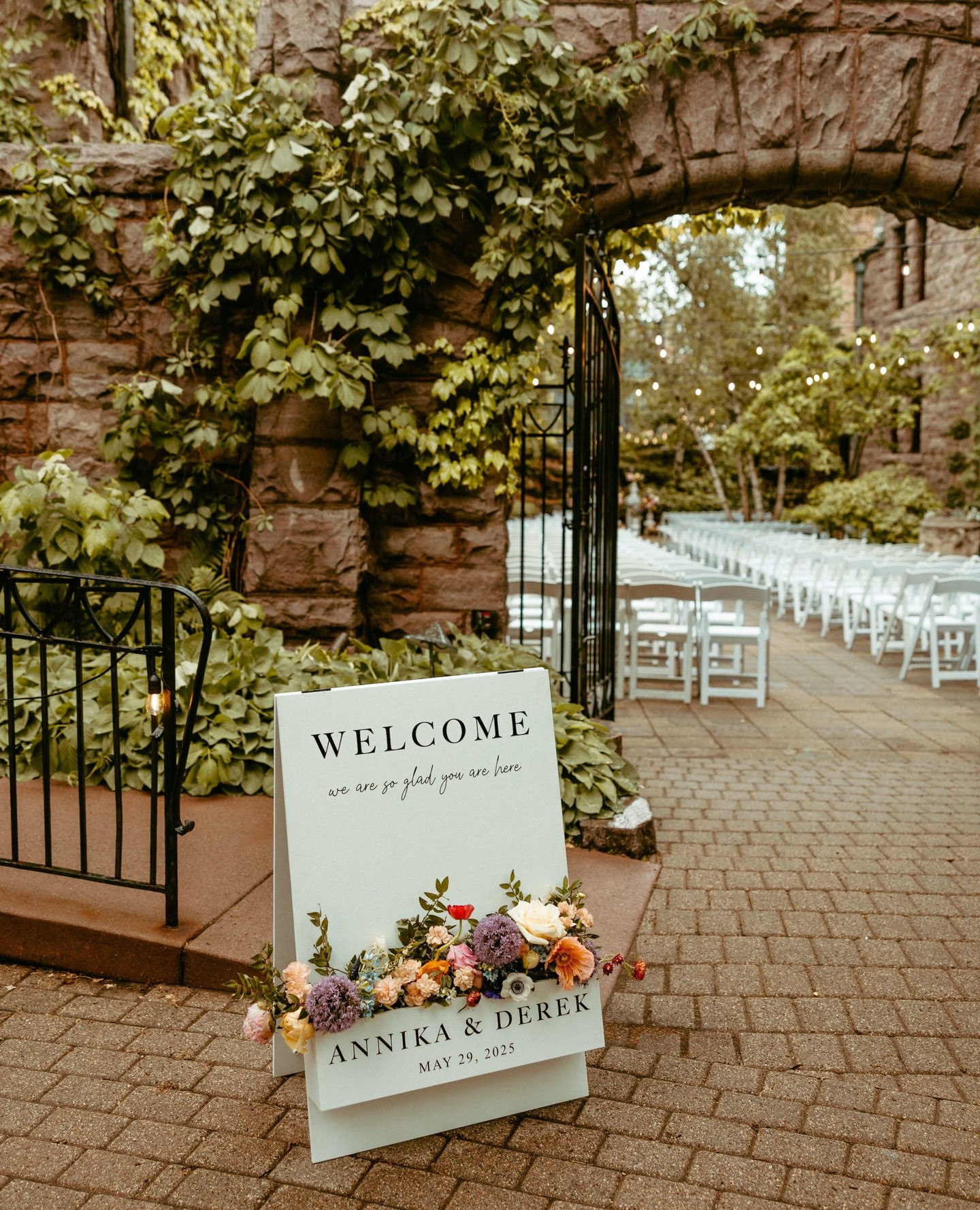 Annika + Derek’a ceremony included several custom signage elements. From their floral box welcome sign with abundant colorful blooms to their translucent memorial photos for loved ones that have passed, every little details added beauty and sentiment 🤍
Beauty @spabeautyagency
Catering @mintahoe
Entertainment @bellagala
Floral @bellagala
Photography @nicolekrausephotography
Planning & Design @jennaculleyevents
Rentals @lineneffects
Venue @vandusenmansion