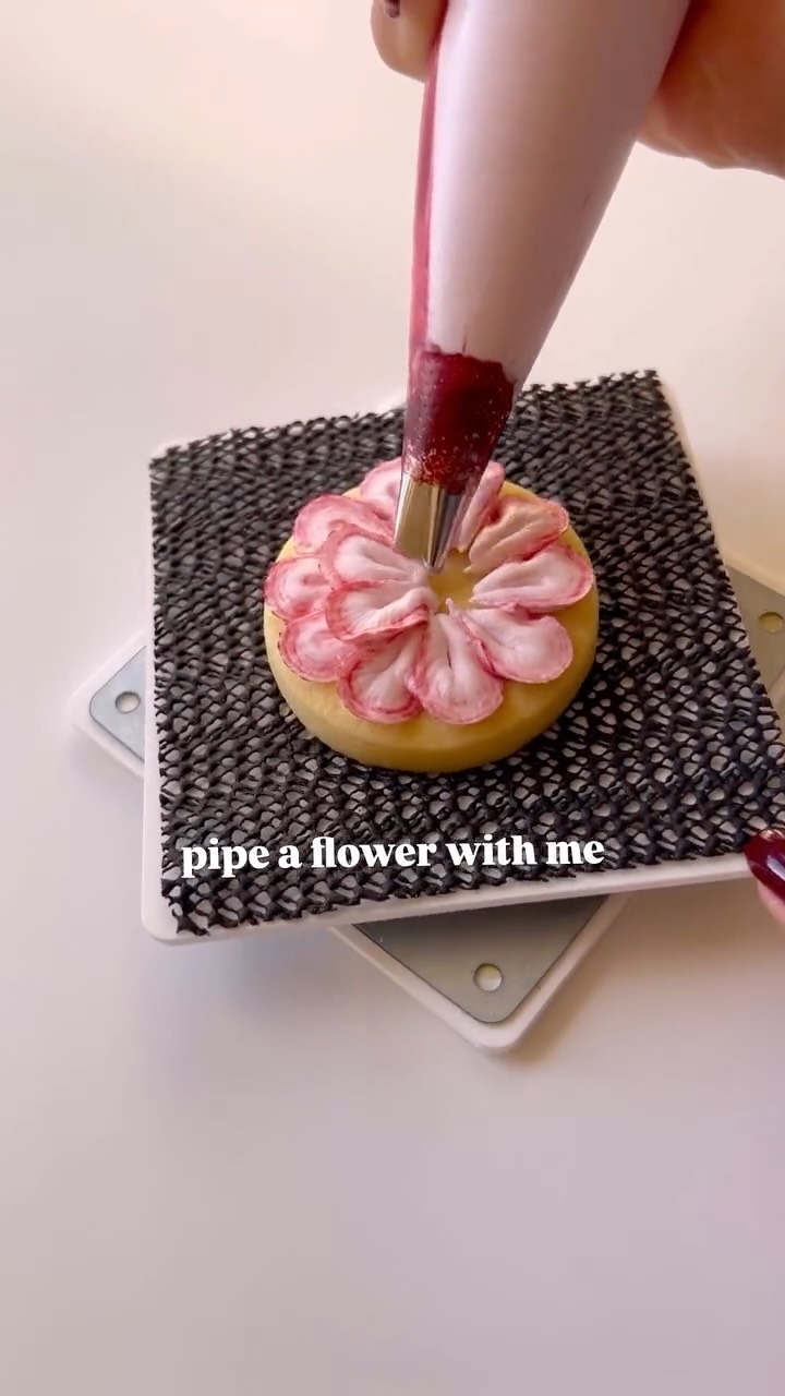 My favourite way to create a simply stunning biscuit 🌸
Using: Sugarbase turntable and piping bag, @colour.mill shade Rose and a small flower petal nozzle ✨
#cookieart #royalicingcookies #londoncookies #cookies #royalicing