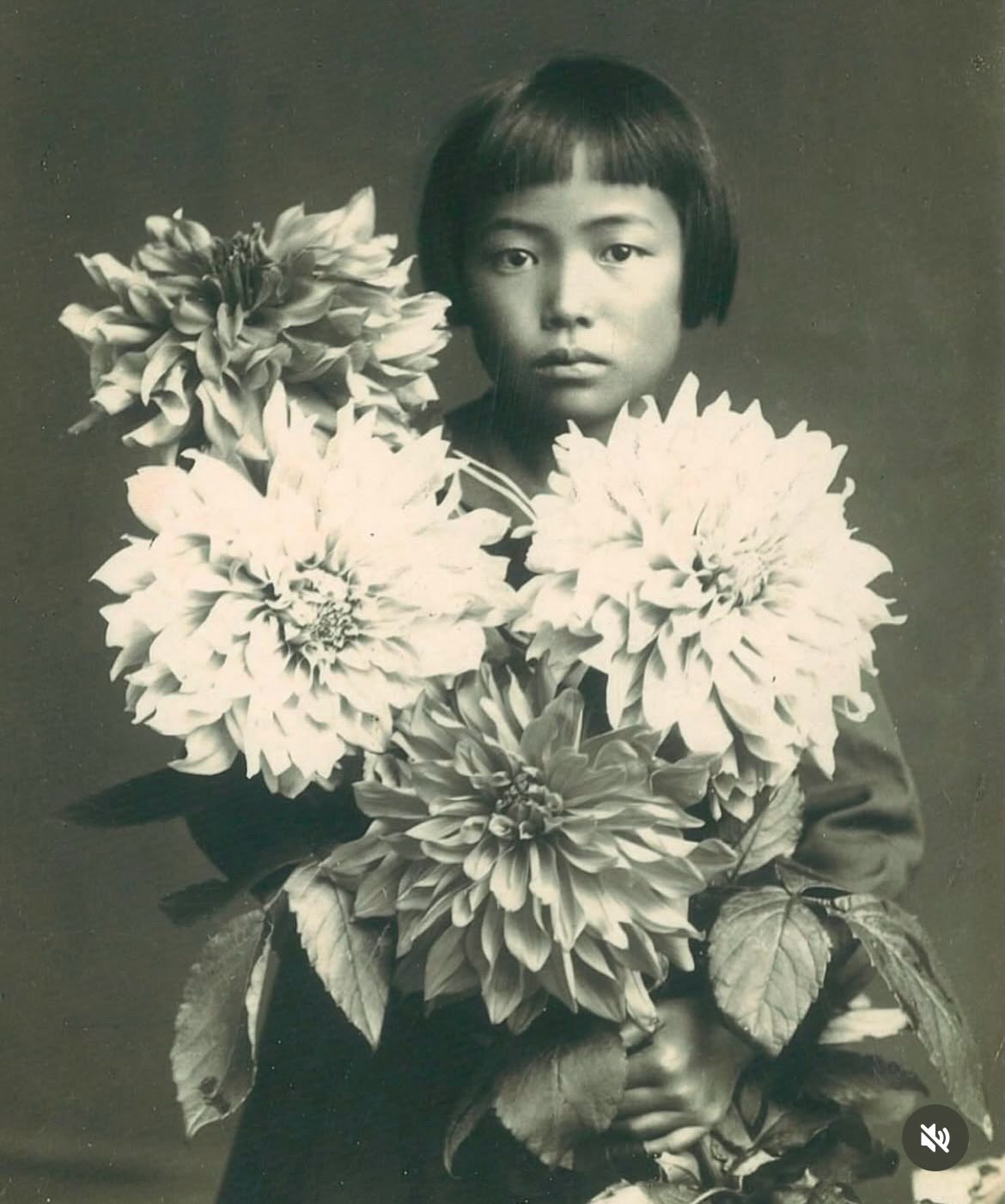 🖤Disparition d’une immense artiste :
Yayoi Kusama nous quitte à 97 ans. Ses célèbres pois, qui envahissent ses toiles, ses sculptures et ses installations, sont nés des visions qu’elle éprouvait dès l’enfance. En les répétant à l’infini, elle cherchait notamment à faire disparaître les frontières entre elle, son œuvre et l’espace.
Cette disparition me ramène aux années où je travaillais au Centre Georges Pompidou, aux Galeries contemporaines, entre 1990 et 1994. C’est à cette époque que je découvre l’œuvre qu’elle présente en 1993 à la Biennale de Venise, Mirror Room (Pumpkin).
Toute sa vie, Yayoi Kusama a été une œuvre d’art à elle seule.
#yahoikusama