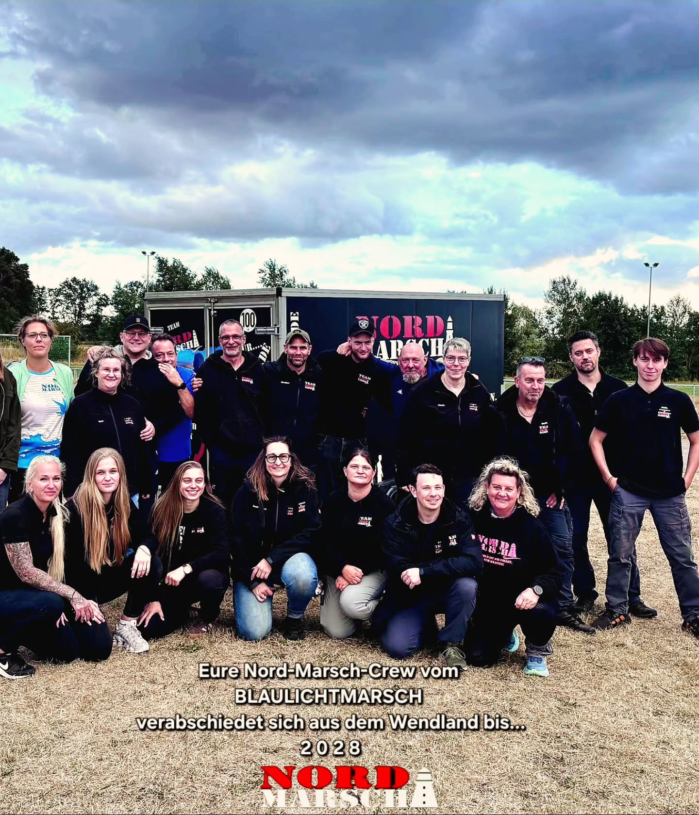 Eine von unseren Nord-Marsch Premieren 2026,
der BLAULICHTMARSCH in Woltersdorf im wunderschönen Wendland.
Zu unseren Wanderevents haben wir vom Team oder unsere Family&Friends immer einen besonderen & persönlichen Bezug, so auch hier, in der Heimat von
Bastian und hier wurde noch eine weitere Leidenschaft von Ihm neben Wandern mit eingebracht - die Feuerwehr!
Wie bei Premieren üblich, noch etwas zurückhaltend bei der Anmeldung, ging es in familiärer & ländlicher Atmosphäre im Wander- oder Vereinsdress und sogar in Einsatzschutzkleidung auf die 15km, 30km oder 42km Strecken.
Das Wetter meinte es eigentlich gut mit uns, auch wenn es zwischendurch mal ordentlich nass von oben wurde, aber vielleicht war das auch Löschwasser für alle taffen & fitten Feuerwehrfrauen- & männer die sich dieser unglaublichen Herausforderung gestellt haben!
Schon während der Veranstaltung kam ein tolles Feedback von Euch & auch von uns und die Frage:
"Gibt es eine Wiederholung❓️"
JA 👍 , U N B E D I N G T ! 🔥 2️⃣0️⃣2️⃣8️⃣🔥
So kommen wir nun wieder, zwar erst 2028, denn 2027 ist bereits verplant mit vielen bereits veröffentlichten Events und noch der ein oder anderen Überraschung, aber eine Wiederholung in Woltersdorf ist wirklich ein muss!
Wir sind jetzt im Endspurt für eine weitere Premiere und ein echtes Highlight im Nord-Marsch Wanderkalender, dem PROBSTEIER STROHFIGUREN-MARSCH in knapp 2 Wochen, wir wollen ja was erleben!
Wir sehen uns am Start...
...Eure Nord-Marscher mit den Family&Friends ❤️
#hobby #wandern #feuerwehr #wanderfamilie #blaulichtfamilie