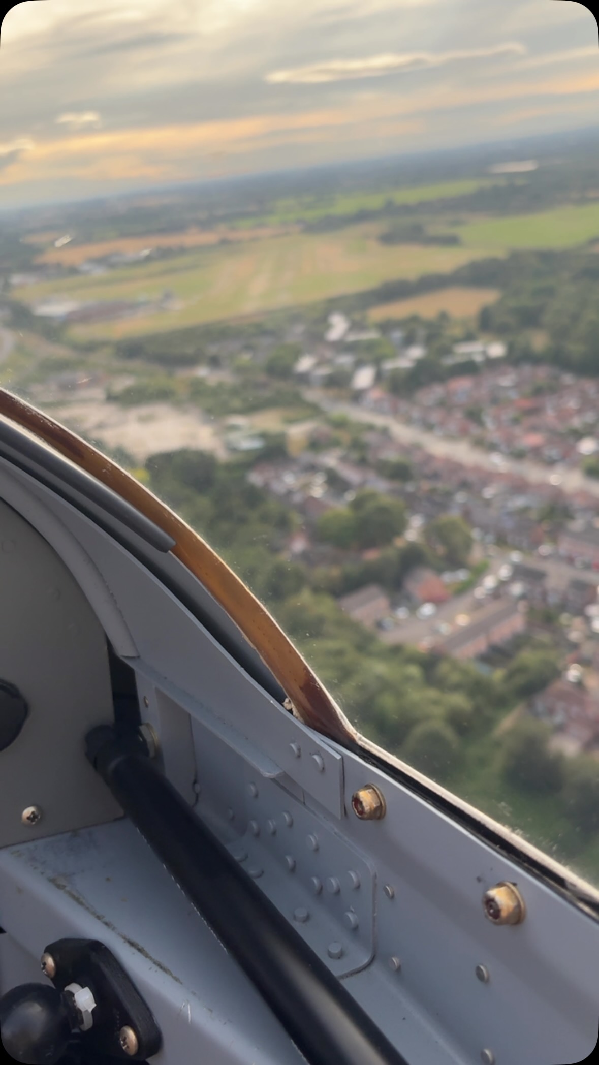 Beautiful views whilst on final for Runway 26L after one of our based aircraft went on a local flight.
If youโre passing by, or just looking for a new destination to fly to, why not fly in and maybe even grab a coffee a bite to eat at the @theclubhouse_mcr
Thanks to @bartonraff for the video!
#aviation #aviationphotography #aircraft #generalaviationlovers #bartonaerodrome