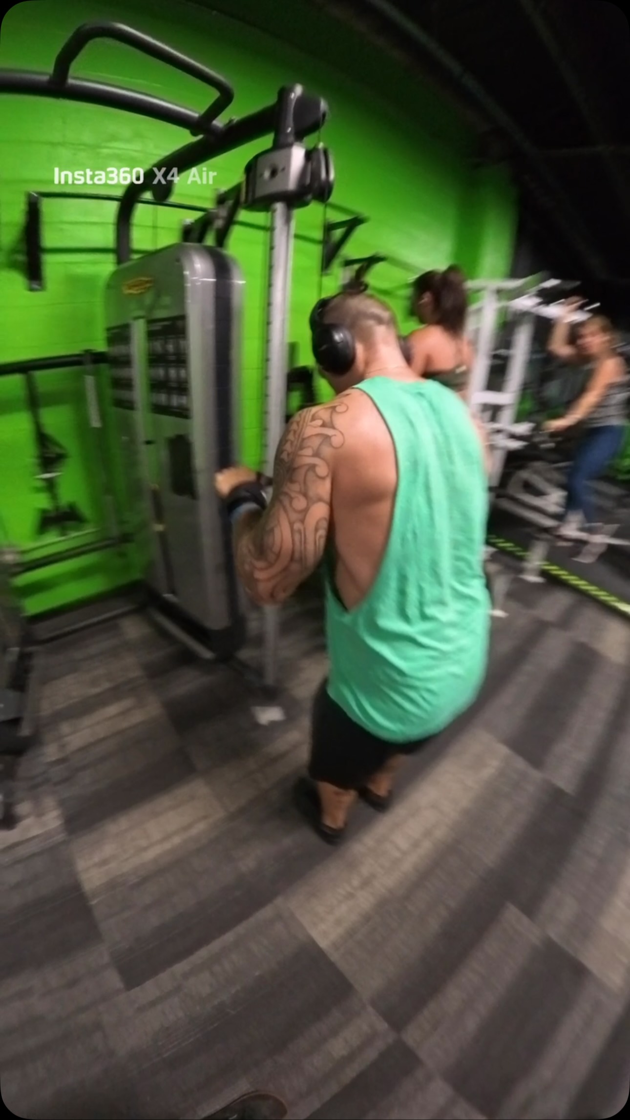 The 5am crew hard at work per usual. Such a motivating group of people to be around every day. #gym #elburnil #fitness #workout #fitchicago
Don’t forget to drop a comment if you’re here at 5am or earlier!