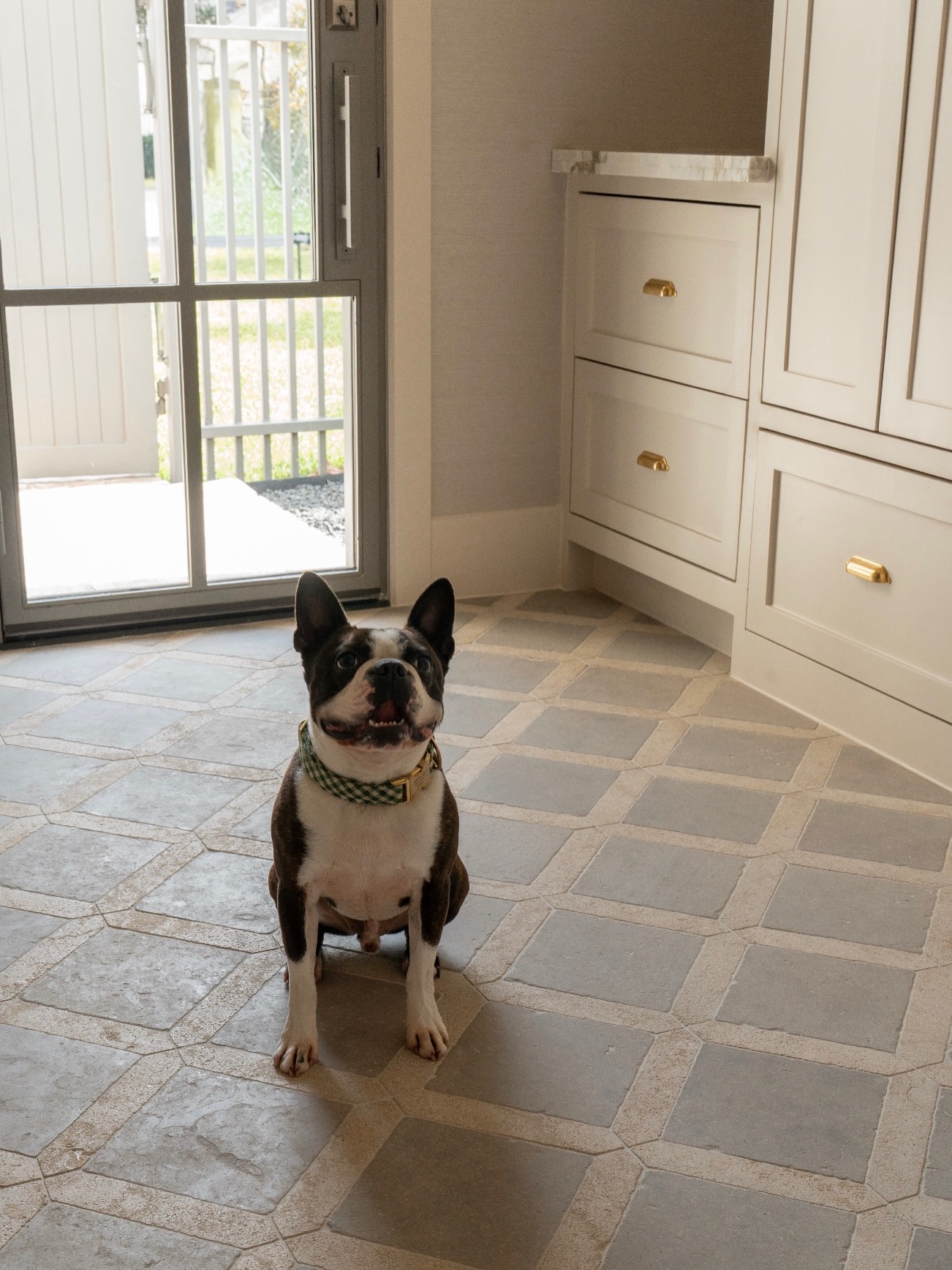 Happy National Dog Day to our favorite furry family members! 🐶🐾 Beautiful spaces are even better when shared with your best friend.
Photo 1: @blackacrebuilders
Photo 2: @jenny_king_photography
#nationaldogday #bestfriend #petfriendly #dogsofinstagram
Stone | Tile | Limestone | Zellige | Pattern Play | Flooring | Designer | Builder | Houston | Dallas | Austin