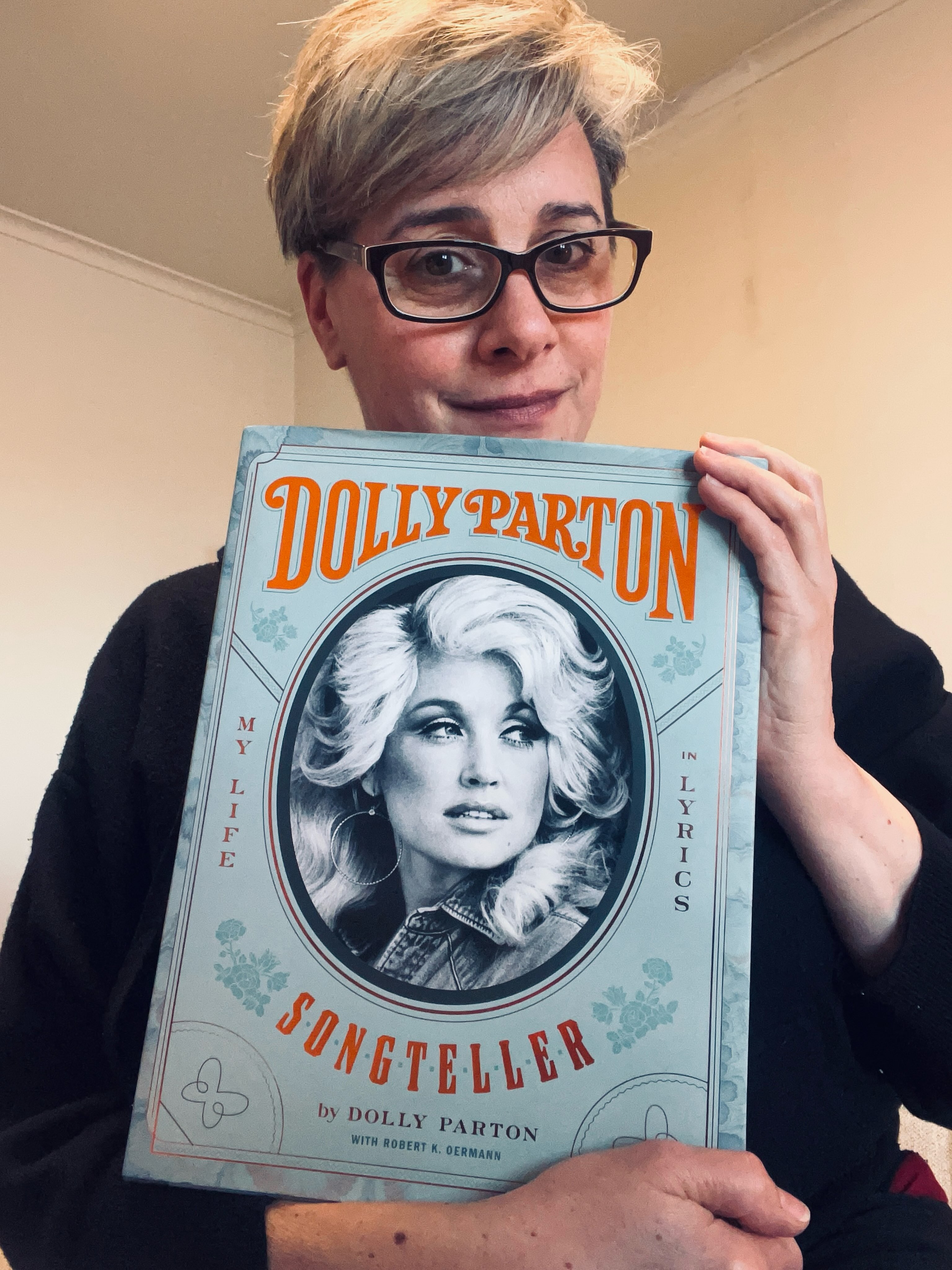 So many amazing posts in celebration of the wonderful Dolly Parton. I’m loving all of the outpouring of love by so many for her. It’s wonderful watching all of the clips of her talking and singing as well as other people recounting stories of her. I bought this book when it first came out and have been leafing through it today. Still blows my mind that she wrote #iwillalwaysloveyou and #jolene in the same 24 hour period in 1973. Gonna be singing some songs of her songs in the next couple of weeks at my shows. If you’re coming along to any, you’ll definitely hear a Dolly tune or two. 🙏🏼💔😞
#dollyparton #songteller #mylifeinlyrics