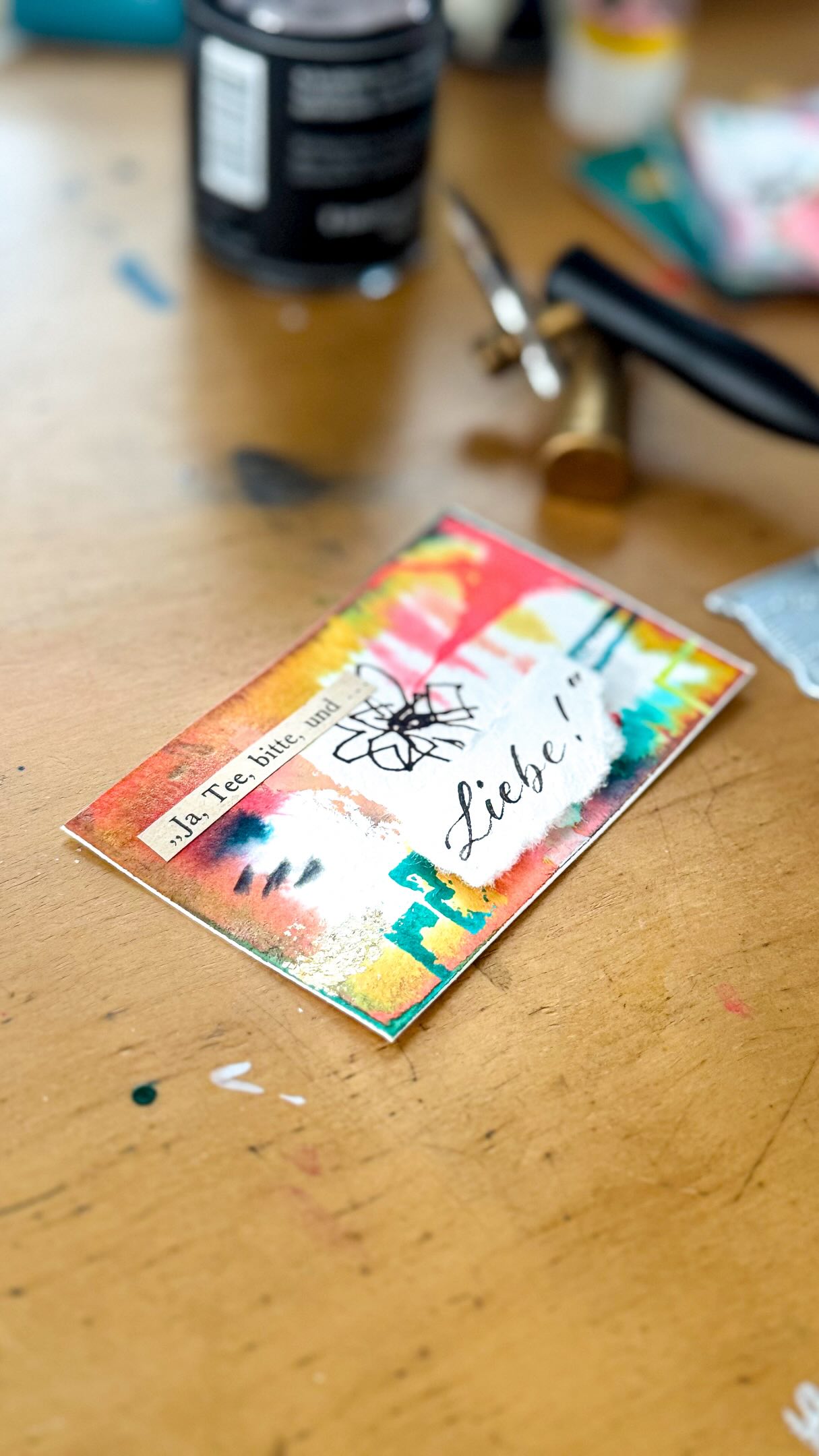 ☀️ Sie kam einfach aus dem Nichts. Die Idee mit den kleinen Texten. Und anscheinend hab ich auch genau das richtige Buch mit genau den richtigen kleinen Texten dafür gefunden, gar nicht so lang her an einem sonnigen Nachmittag irgendwo in der List… schon verrückt wie Ideen manchmal entstehen 😊
#mixedmediaartwork #mixedmediapainting
Kalligraphie | Lettering | Illustration | Schriftkunst | Auftragsarbeiten | Kreative Feiern & Workshops | Hannover
MIXED MEDIA
ORIGINALE
KUNST
KUNSTAUTOMATEN