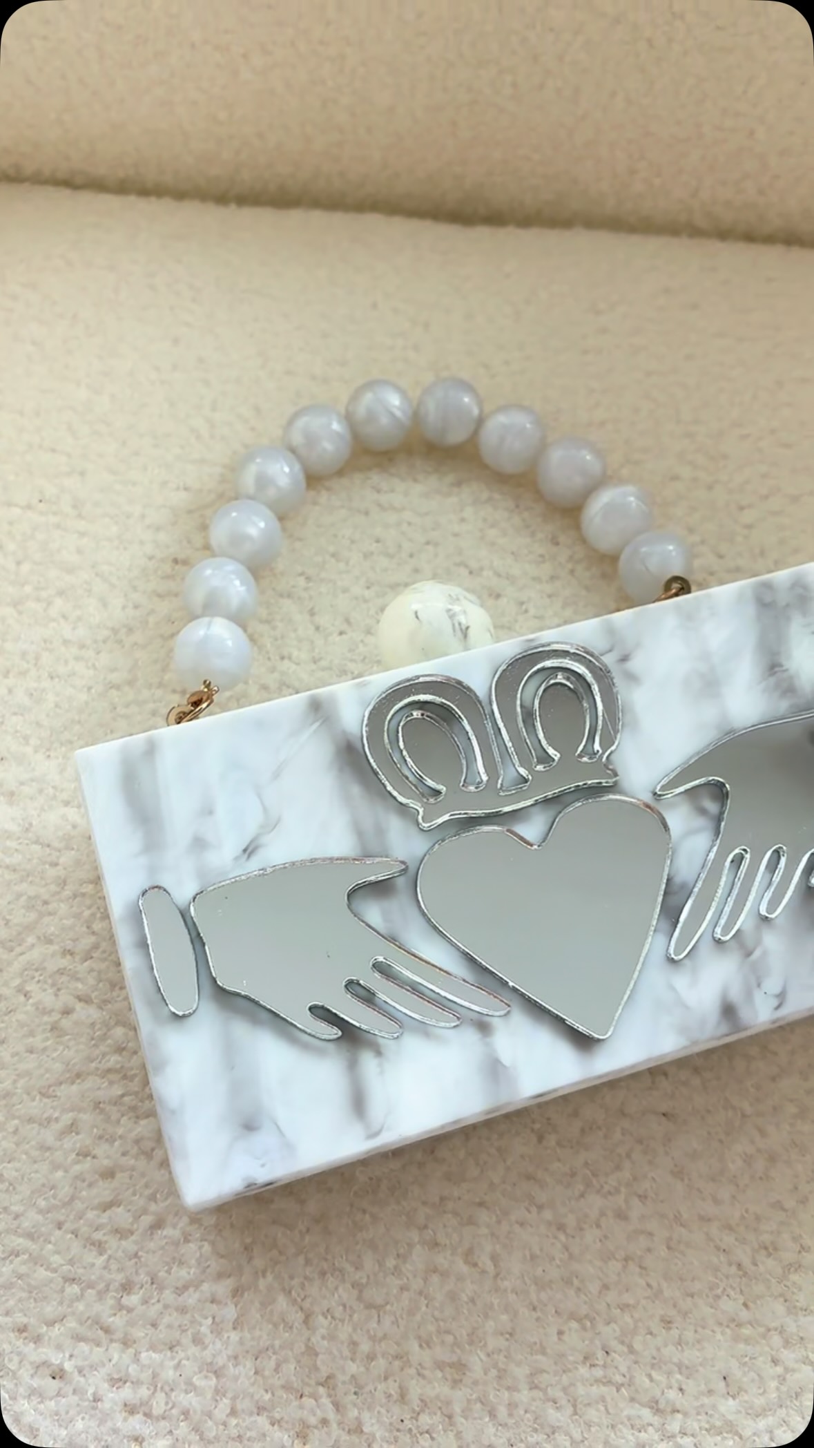 🤍✨ Bridal details just hit different…
The prettiest white & grey marble bag, finished with a delicate silver Claddagh 🤍💍