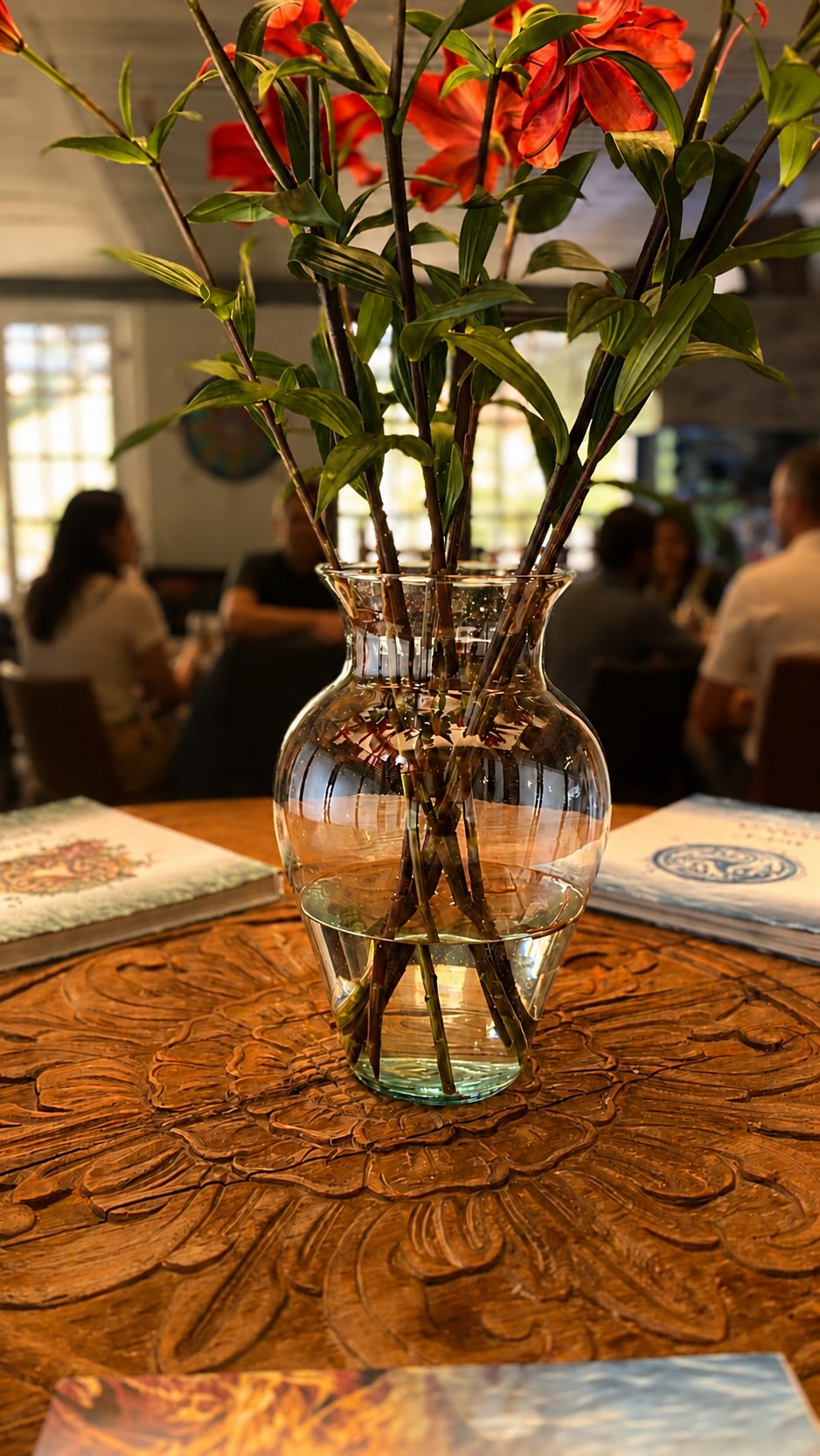 A veces, las mejores ideas aparecen cuando cambias de escenario. ✨
En Shivana encuentras un entorno para crear, conversar, planear y conectar con tu equipo de una forma distinta.
Durante esta promoción, los martes y miércoles disfruta un 20% de descuento en nuestro salón para empresas.
Una buena excusa para salir de la oficina y vivir una jornada diferente, en un espacio que inspira.
#EmpresasBogotá #EventosBogotá #PlanesBogotá #TrabajoEnEquipo #Shivana