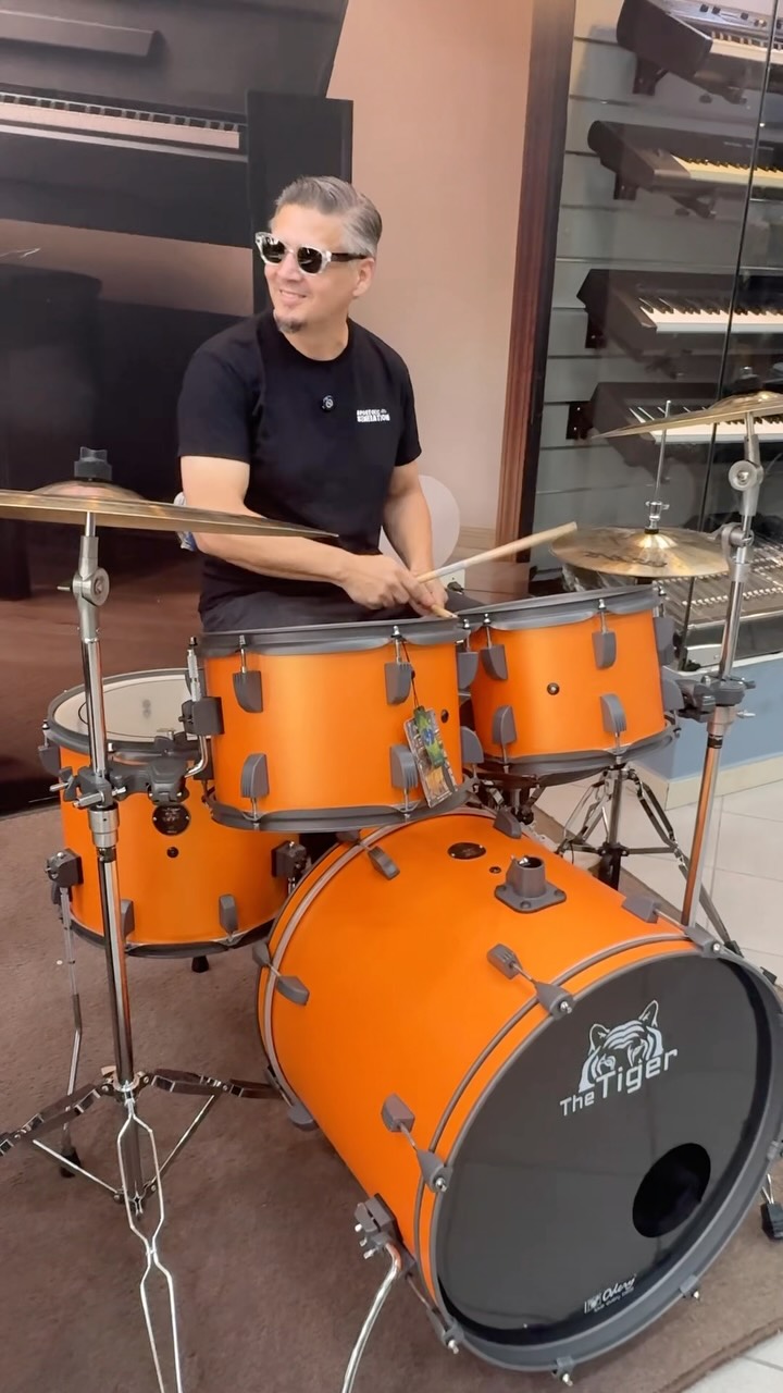 Nosso querido amigo @omarguedesofficial, mestre na batera fazendo a boa no Esquenta do Encontro dos Bateristas de Manaus 🥁🔥🔥
#quemsabefazaovivo 🔥🔥🔥
🥁 Odery The Tiger
✨ Omar Guedes
🎶 Beat It - Michael Jackson - 1982
E quem ainda não comprou seu kit, vem pra cá, garante e bora concorrer a essa super batera e mais de 10 mil reais em prêmios nos sorteios do @encontrodebateristasdemanaus