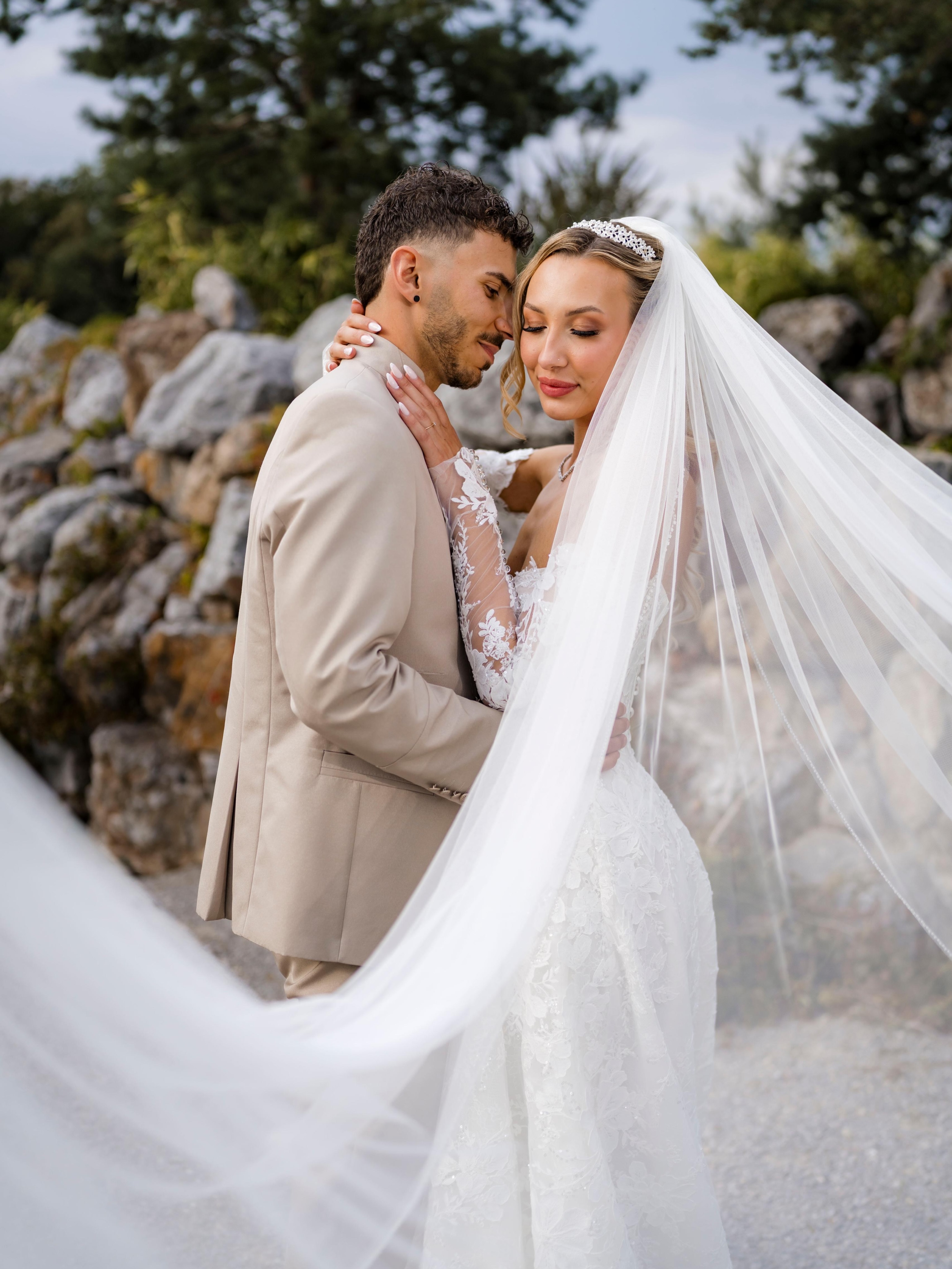 Liebe Celina, du sieht bezaubernd aus in deinem Brautkleid. Es ist wie für dich gemacht! 🥹🫶🏼
1000 Dank für dein Vertrauen in uns als Team und dass wir dich so auf dieser besonderen Reise begleiten durften.
Wir wünschen euch beiden nur das Beste. Auf euch, Celina und Ali! ✨🤍
📷 @slt_studios
#mariebernalbraut #mariebernal #mariebernalbride #hochzeitsfotos #weddingphotography