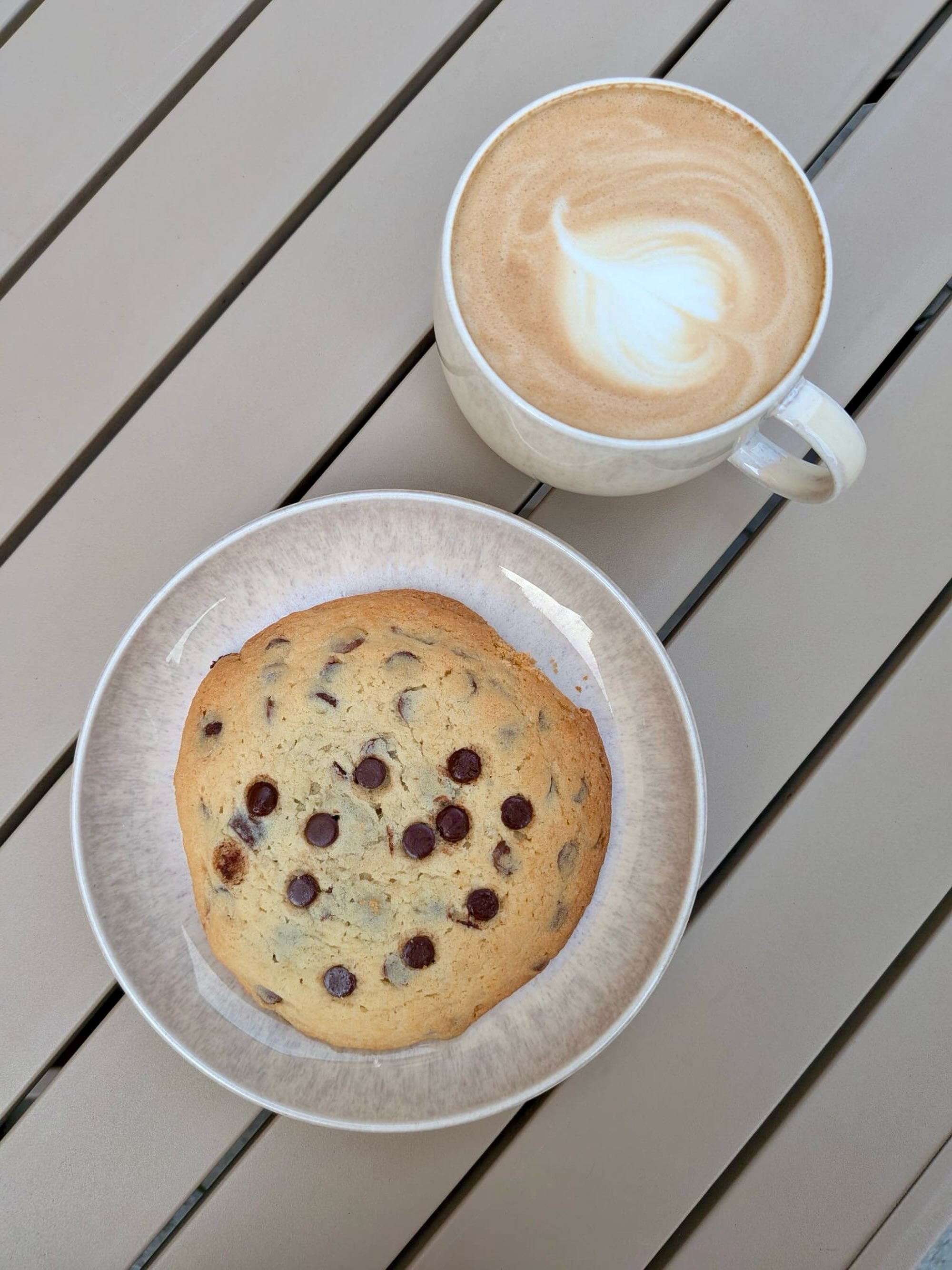Ein Cappuccino. Ein Cookie. Ein perfekter Moment.
☕🍪
Unsere selbst gebackenen Cookies? Ganz klar eine unserer Lieblingsspezialitäten im Café. 🤎
#café #heimathungrig #cookielover #cappuccino #lovelymoments