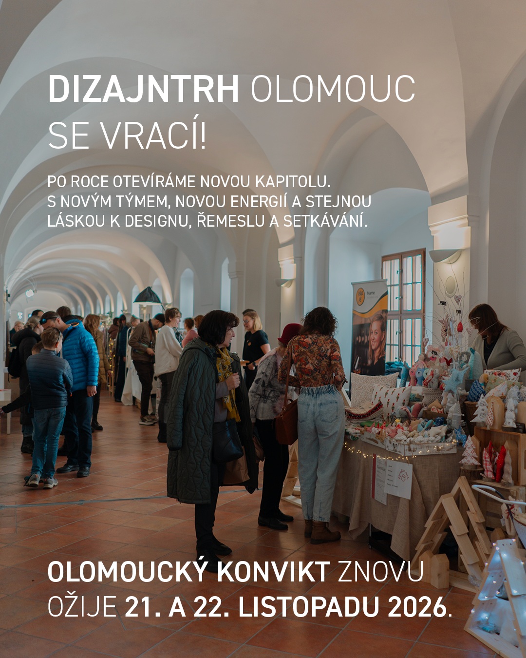Chodby plné stánků, ruční práce, skvělé nápoje, káva, jídlo a lidi, kteří tvoří s láskou.
Takový je Dizajntrh.
21. a 22. listopadu 2026 v Olomouckém Konviktu.
Sledujte nás – brzy prozradíme víc 💛