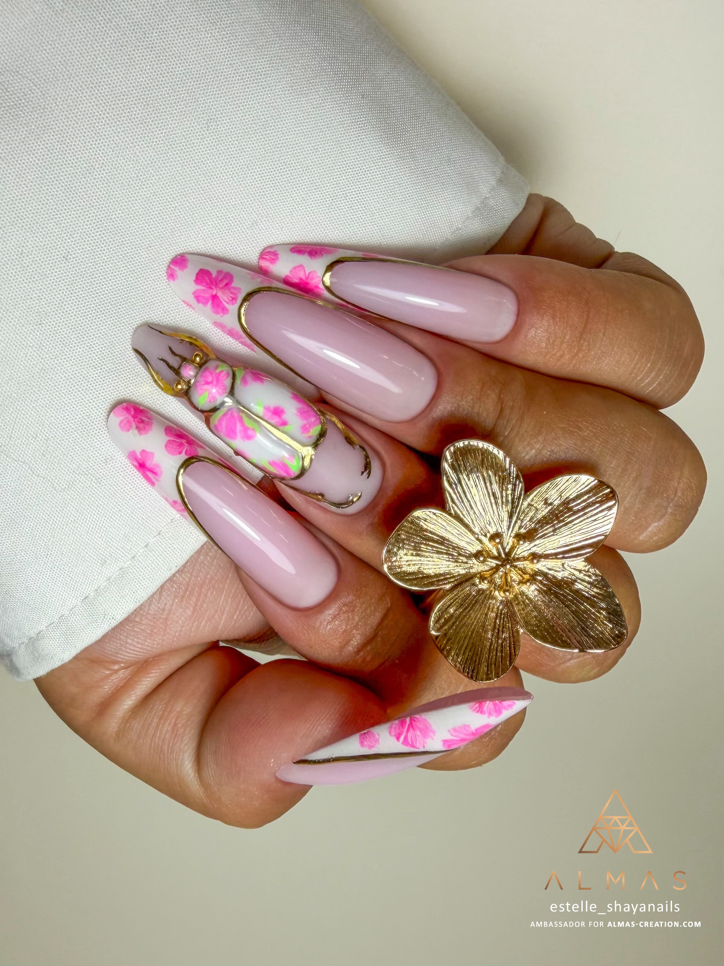 Et vous, que pensez-vous de ce scarabée irrésistible réalisé en relief avec le builder gel Polar White? 🪲
Pour le reste, notre ambassadrice des plus creatives Estelle a utilisé : le builder Cherry Blossom, les paints Snow White/Yoko/Tulip/Luiz/Black Storm, le pigment Mirror Effect 2 et la finition Master Top Coat. 😮💨
#3dnails #3dnailsart #onglesfrance #onglesété #onglerie